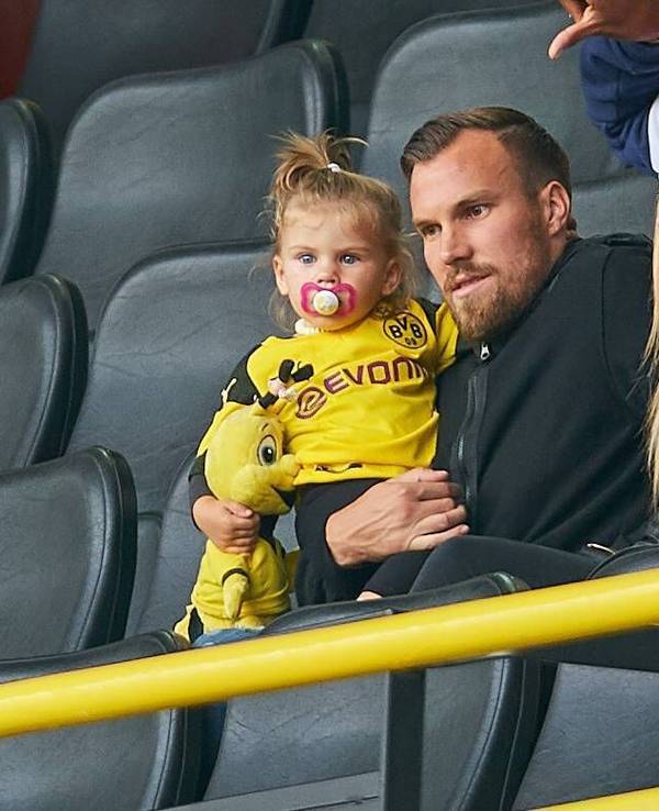Kevin Großkreutz sitzt mit seiner Familie auf der Tribüne des Dortmunder Stadions