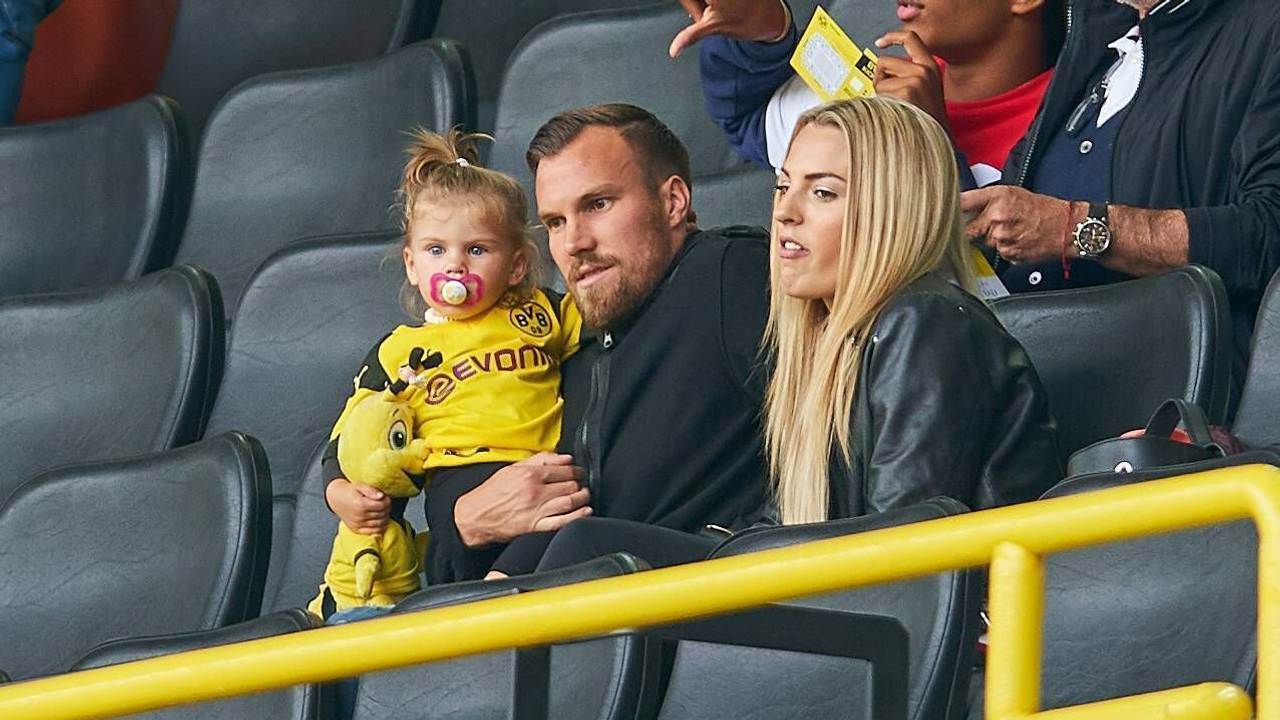 Kevin Großkreutz sitzt mit seiner Familie auf der Tribüne des Dortmunder Stadions