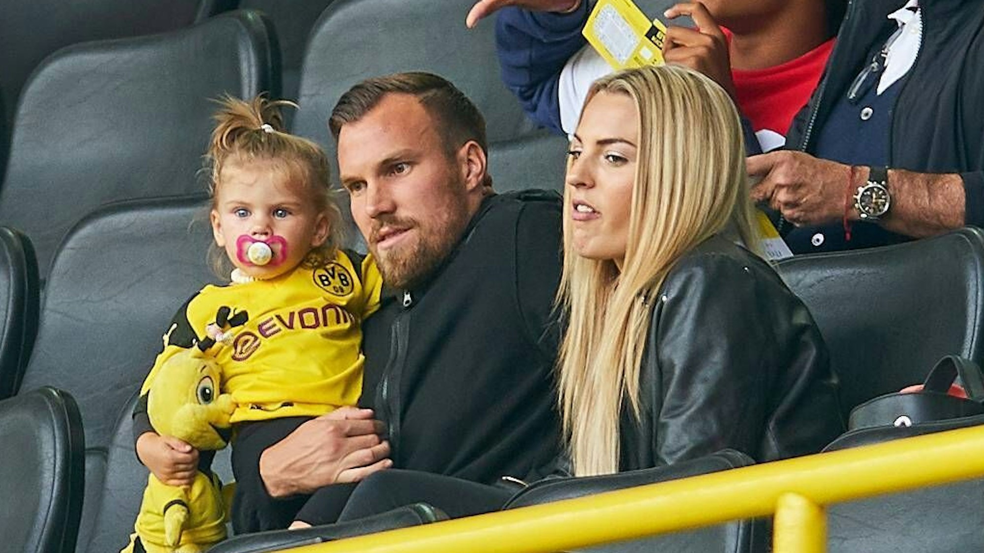 Kevin Großkreutz sitzt mit seiner Familie auf der Tribüne des Dortmunder Stadions