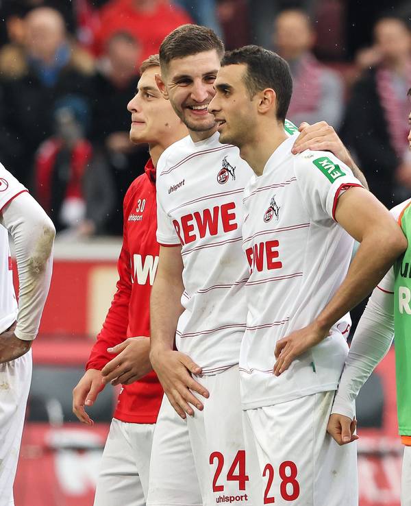 Ellyes Skhiri feiert mit seinen Teamkollegen des 1. FC Köln den Sieg gegen den FSV Mainz 05.