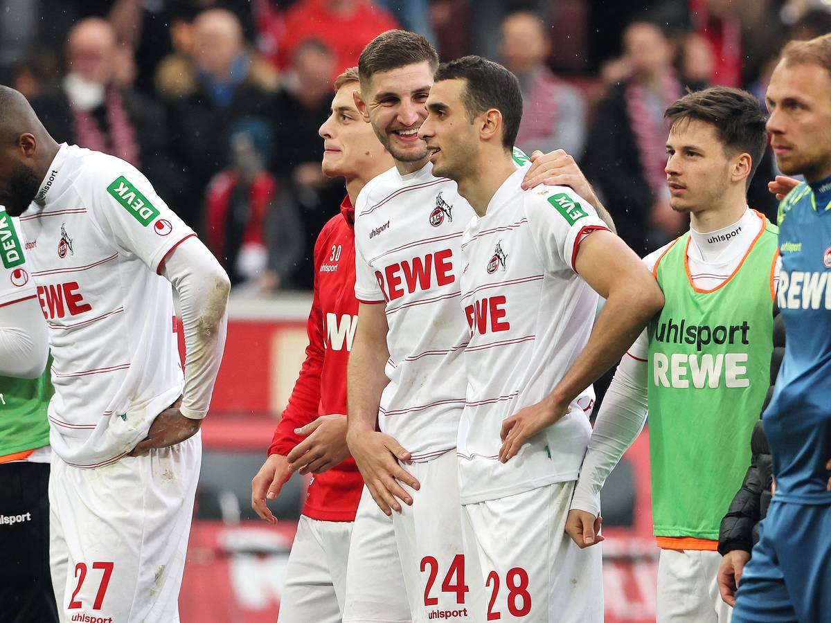 Ellyes Skhiri feiert mit seinen Teamkollegen des 1. FC Köln den Sieg gegen den FSV Mainz 05.