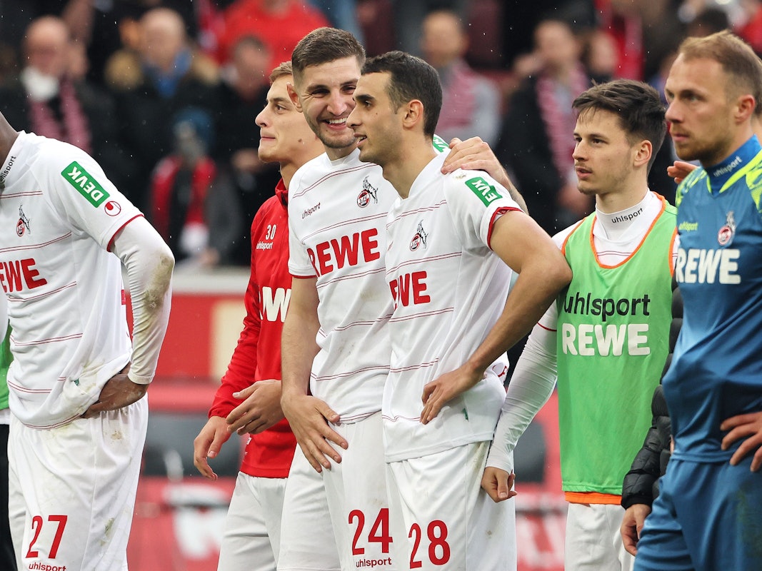 Ellyes Skhiri feiert mit seinen Teamkollegen des 1. FC Köln den Sieg gegen den FSV Mainz 05.
