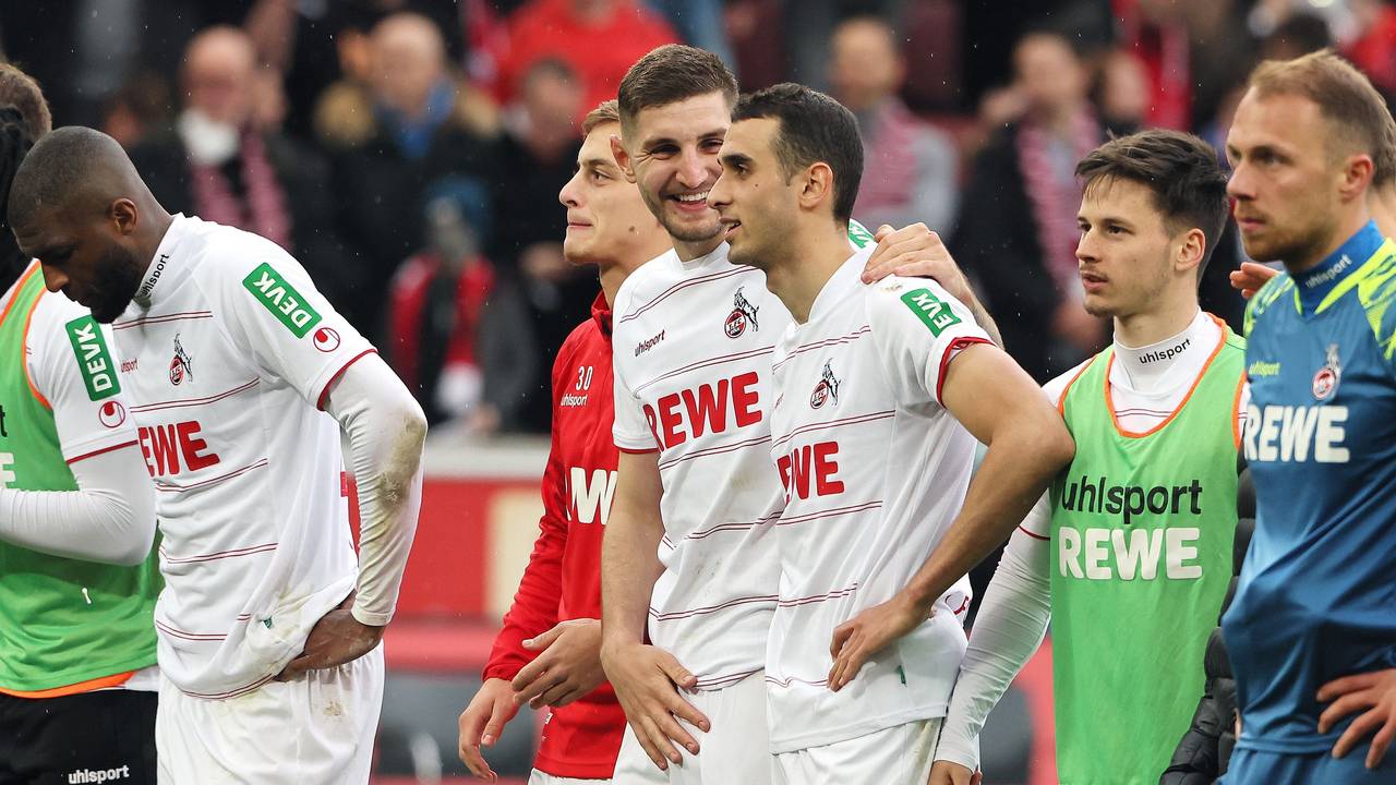 Ellyes Skhiri feiert mit seinen Teamkollegen des 1. FC Köln den Sieg gegen den FSV Mainz 05.