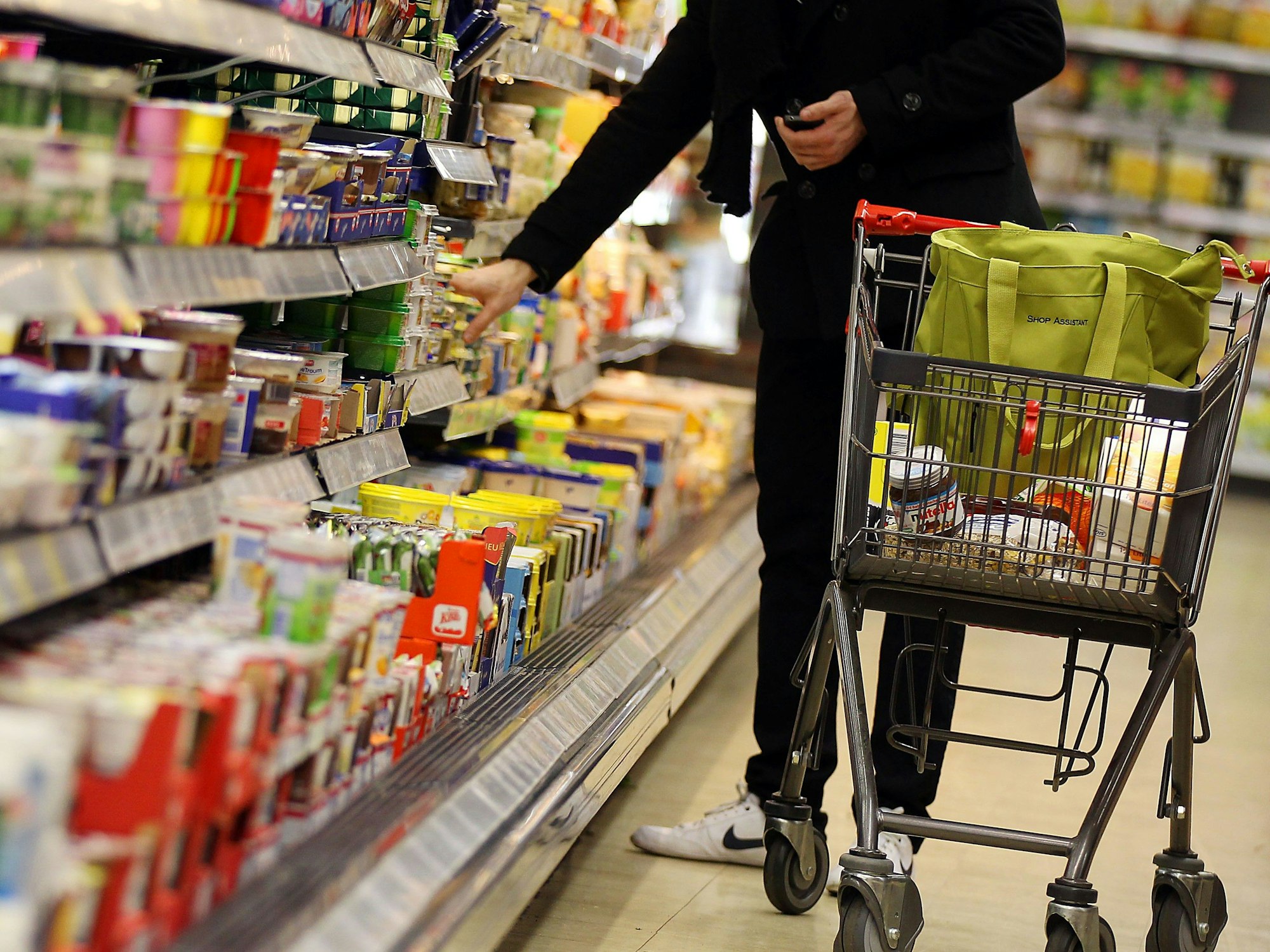 Ein Produkt aus der Kühltheke sah zu Hause nicht mehr so wirklich frisch aus. Unser Foto zeigt einen Kunden an einem Kühlregal.