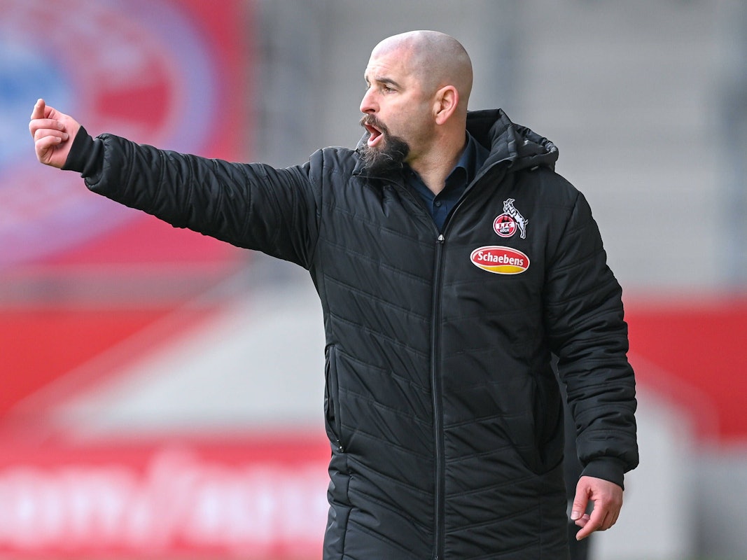 Sascha Glass gestikuliert beim Spiel der Frauen des 1. FC Köln beim FC Bayern München an der Seiteinlinie.