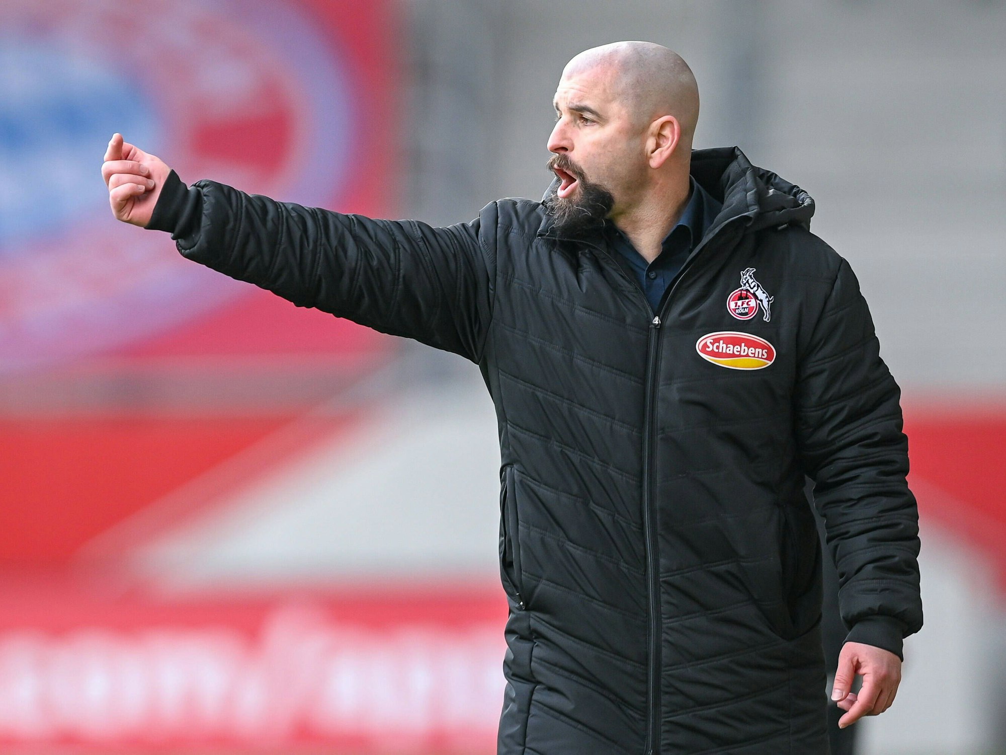 Sascha Glass gestikuliert beim Spiel der Frauen des 1. FC Köln beim FC Bayern München an der Seiteinlinie.