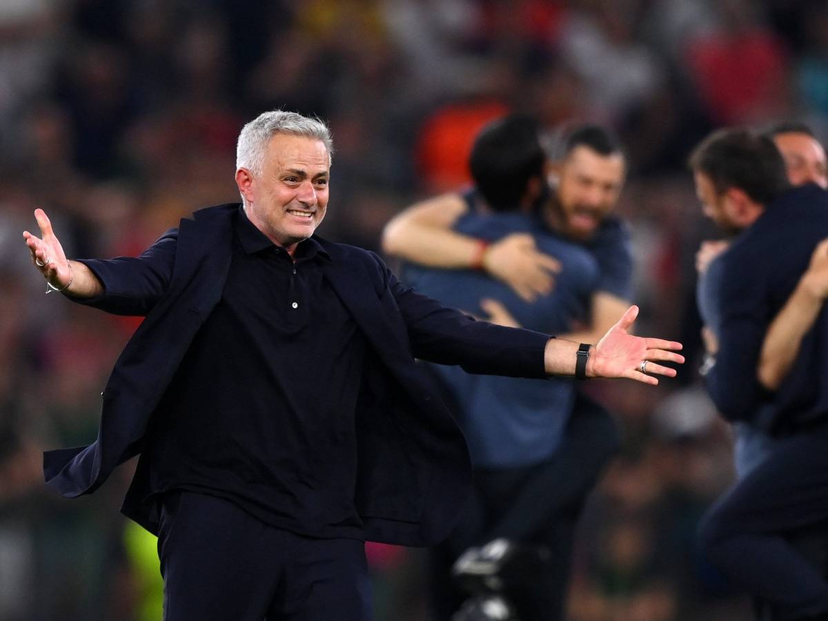 José Mourinho jubelt über den Conference-League-Titel