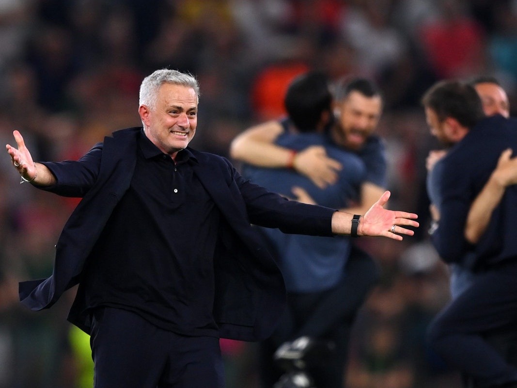 José Mourinho jubelt über den Conference-League-Titel