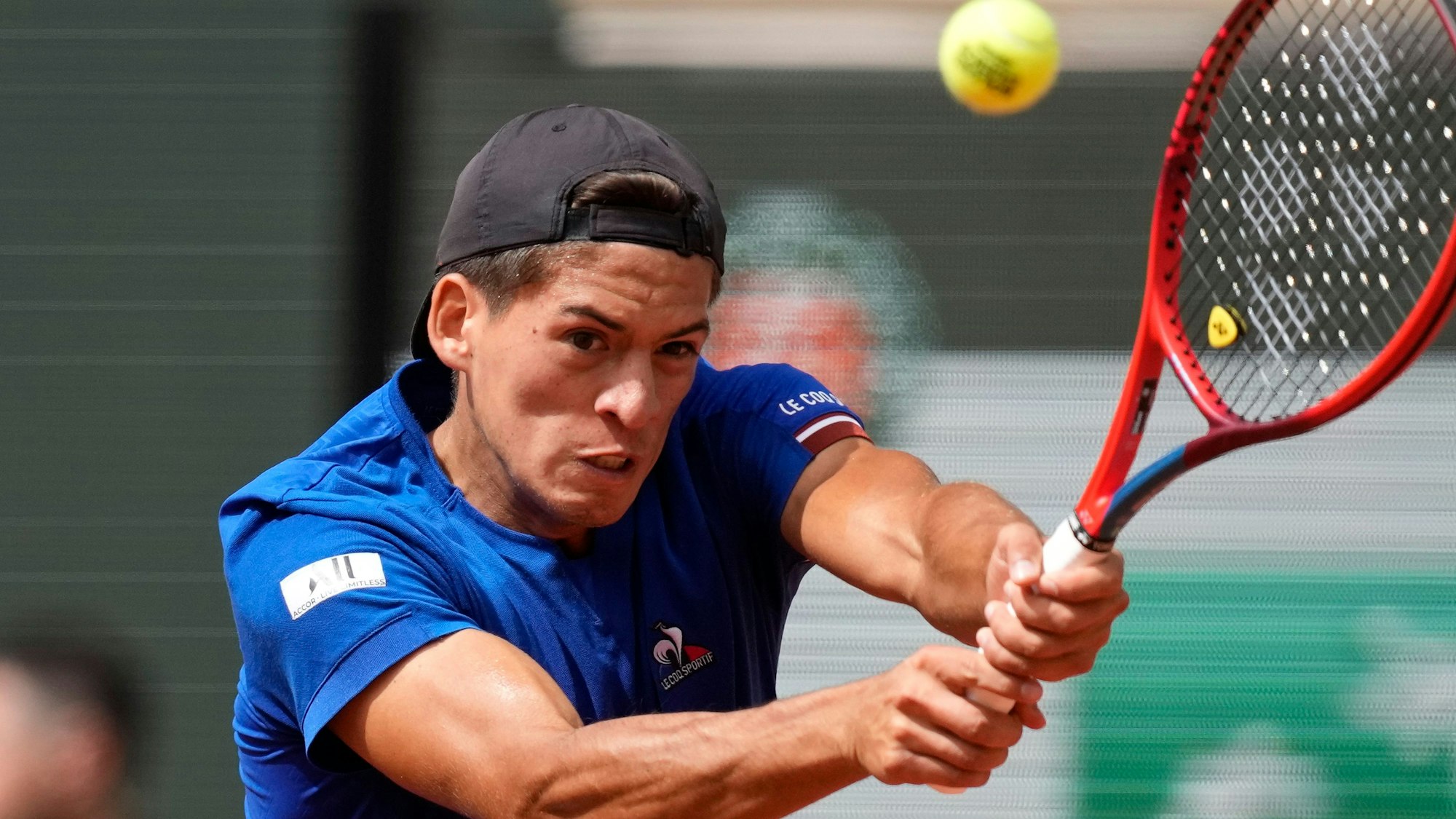 Sebástian Báez returniert im Match gegen Alexander Zverev einen Ball
