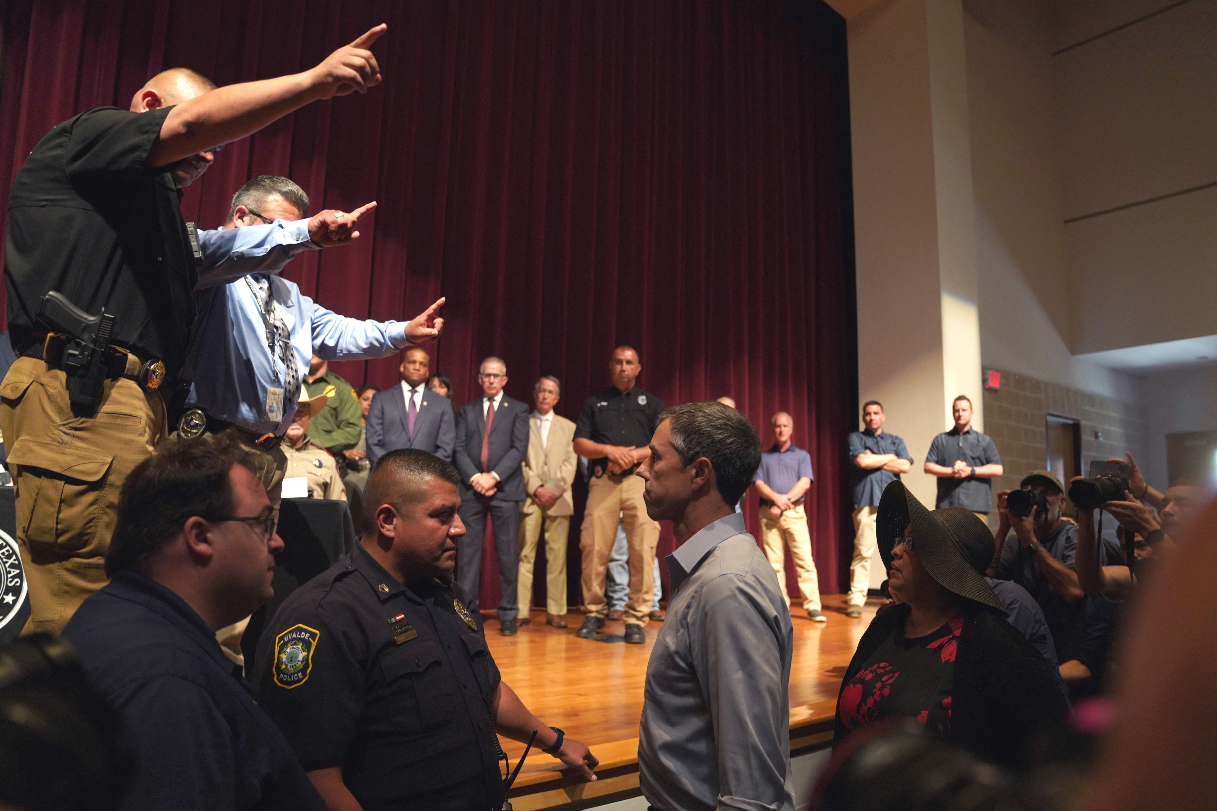 Der Demokrat Beto O'Rourke (r.), der in diesem Jahr gegen den texanischen Gouverneur Abbott antritt, unterbricht eine von Abbott geleitete Pressekonferenz.