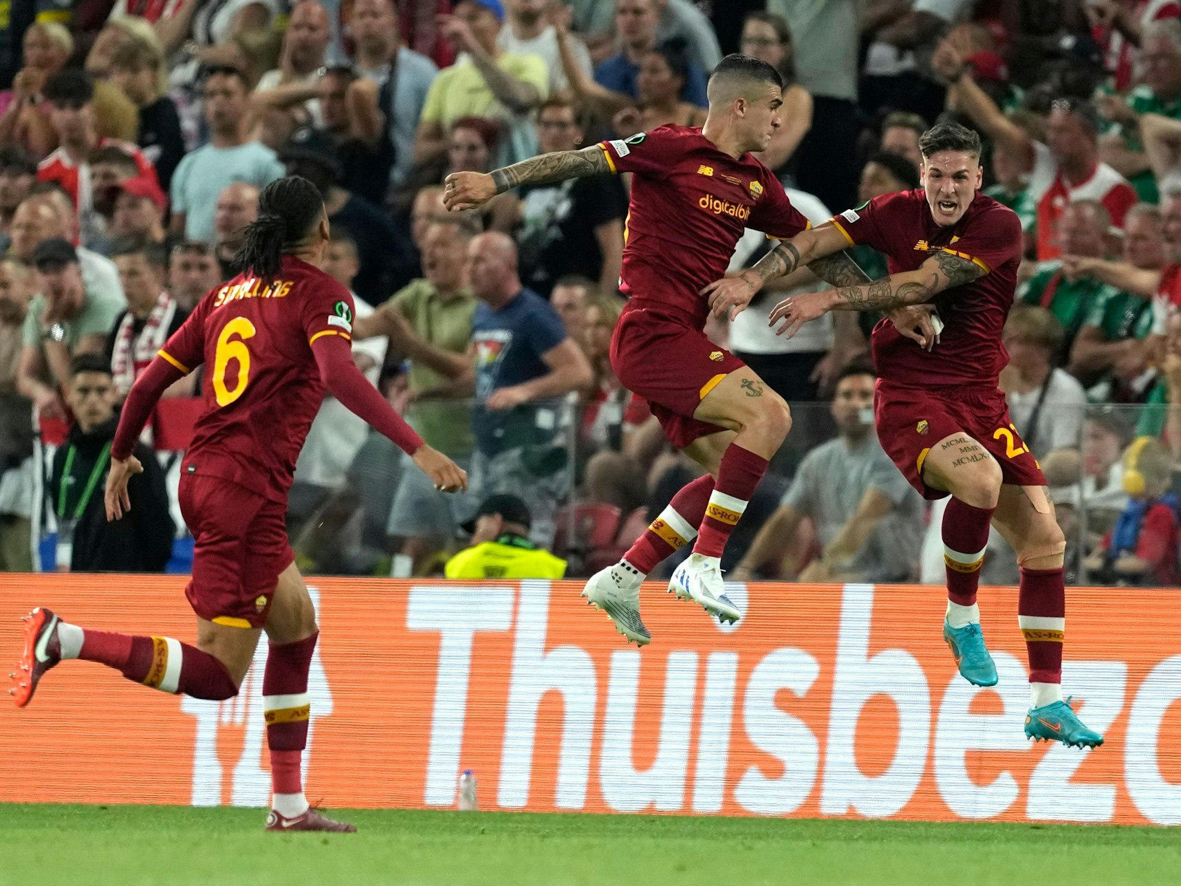 Nicolo Zaniolo feiert sein Tor gegen Feyenoord Rotterdam mit seinen Teamkollegen