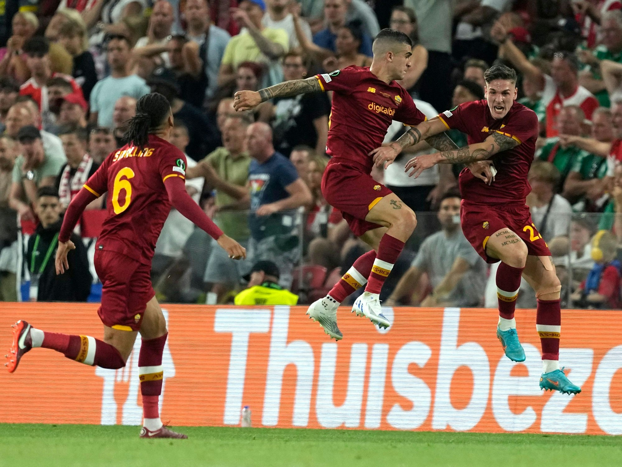 Nicolo Zaniolo feiert sein Tor gegen Feyenoord Rotterdam mit seinen Teamkollegen