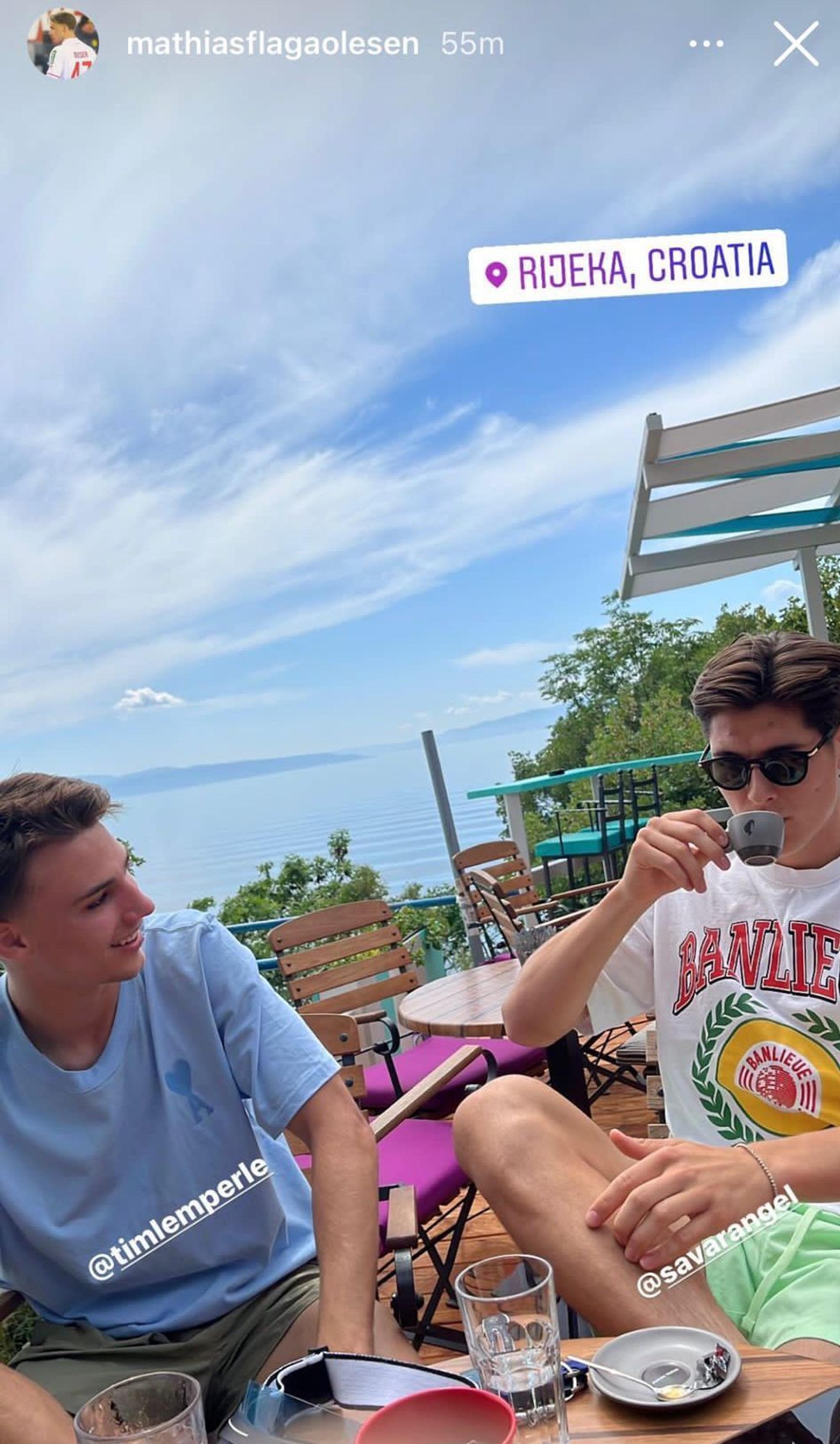 Tim Lemperle und Sava Cestic bei bester Laune auf einem Balkon.