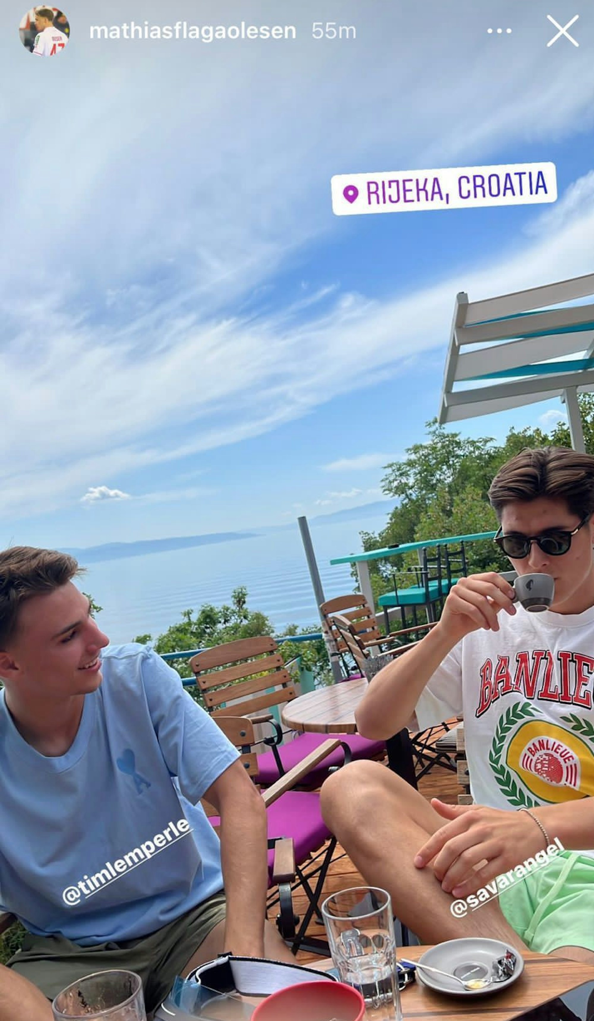 Tim Lemperle und Sava Cestic bei bester Laune auf einem Balkon.