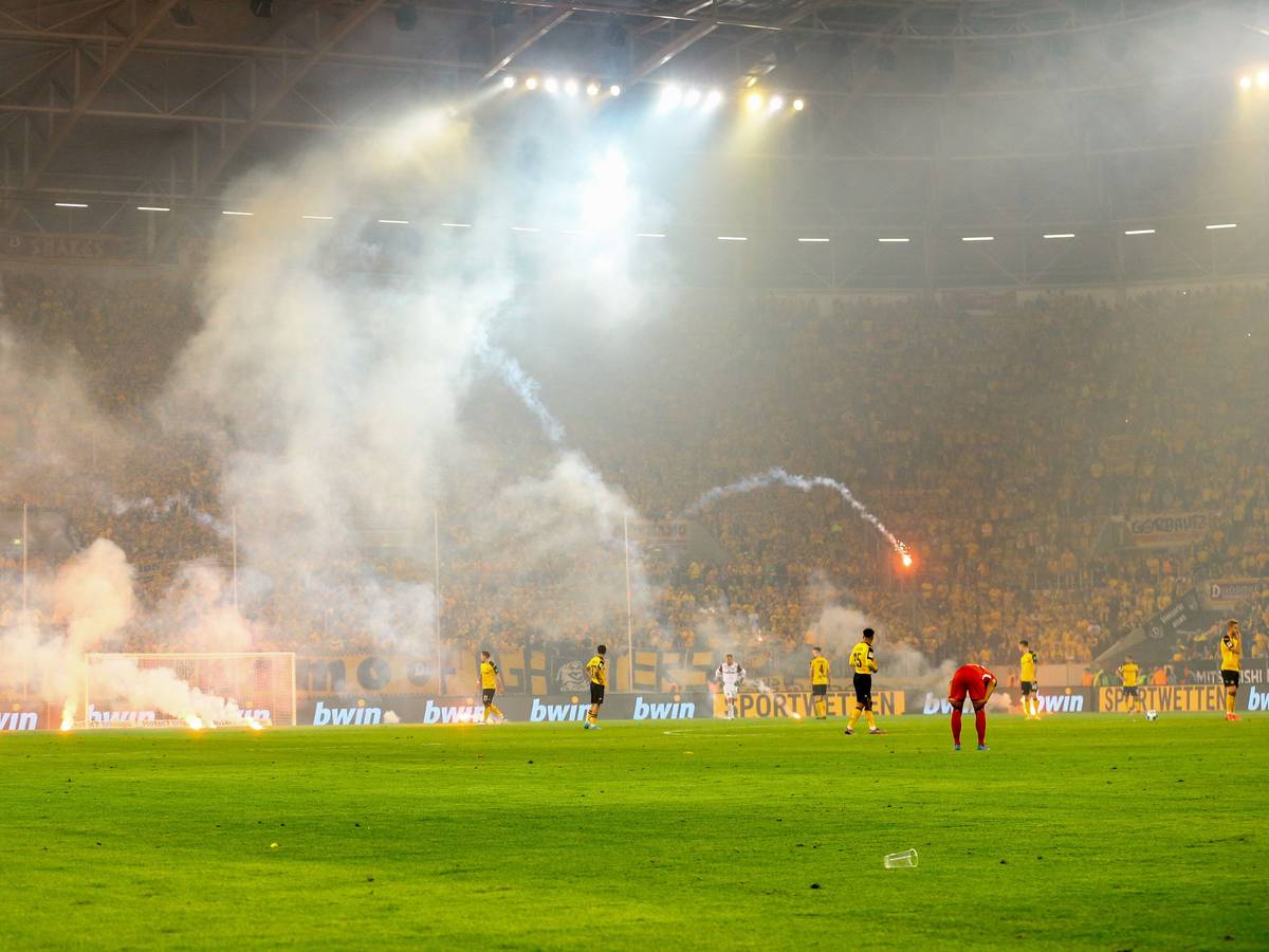 Dresden Fans werfen Pyrotechnik auf das Spielfeld.