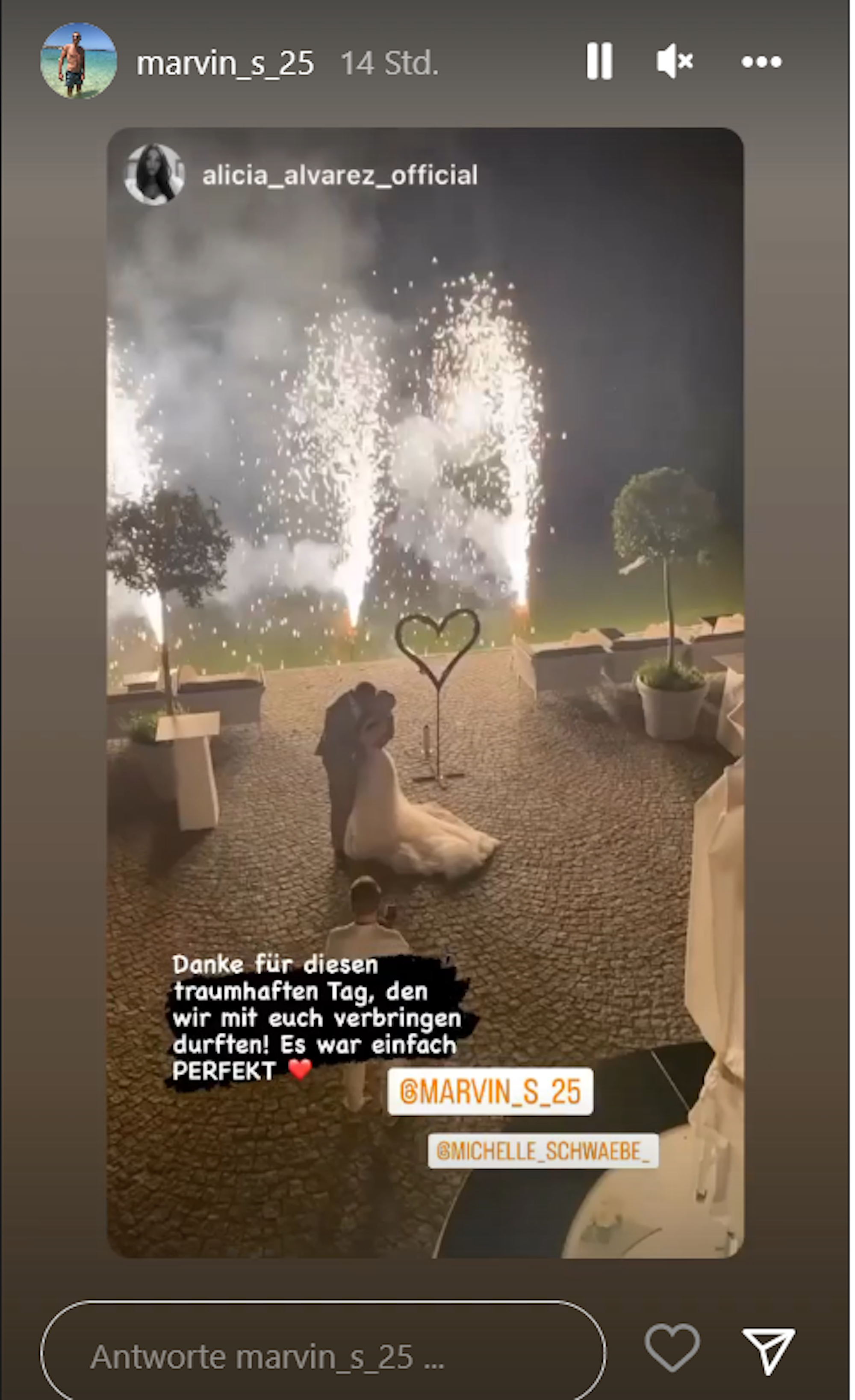 Marvin Schwäbe und seine Frau Michelle küssen sich auf ihrer Hochzeits-Party.