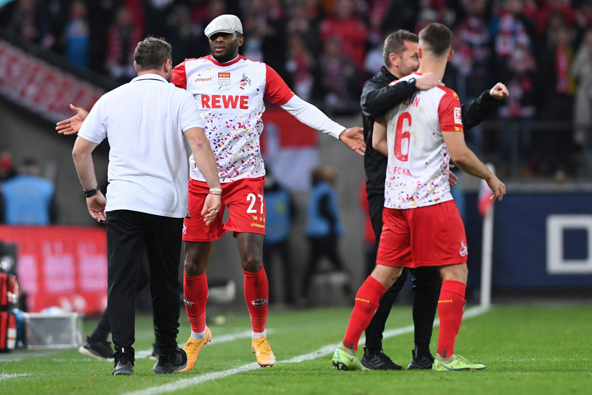 Anthony Modeste jubelt mit Steffen Baumgarts Schiebermütze.