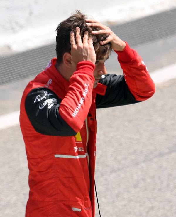 Charles Leclerc streicht sich nach seinem Aus im Rennen der Formel 1 in Spanien genervt durch die Haare