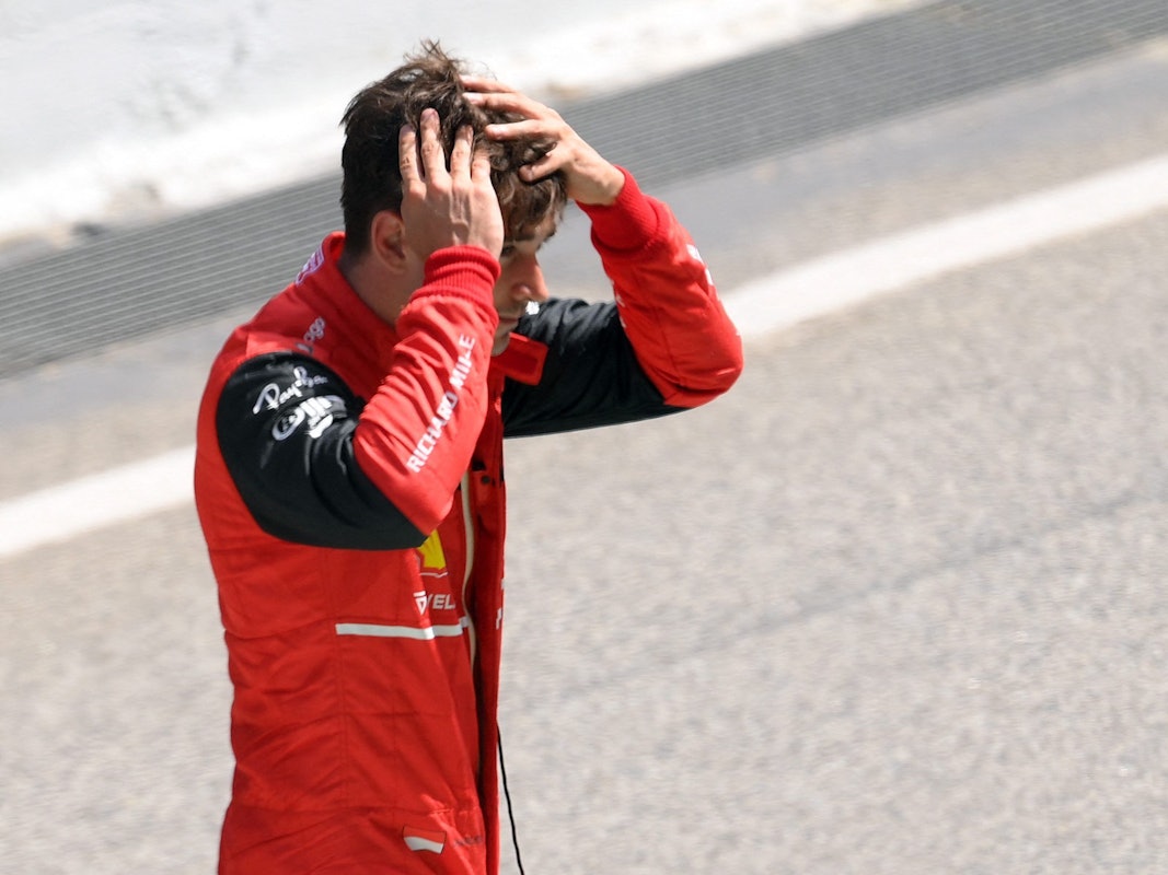 Charles Leclerc streicht sich nach seinem Aus im Rennen der Formel 1 in Spanien genervt durch die Haare