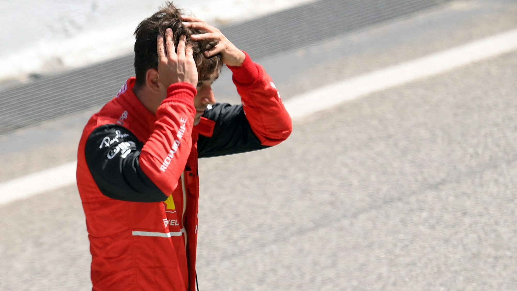 Charles Leclerc streicht sich nach seinem Aus im Rennen der Formel 1 in Spanien genervt durch die Haare