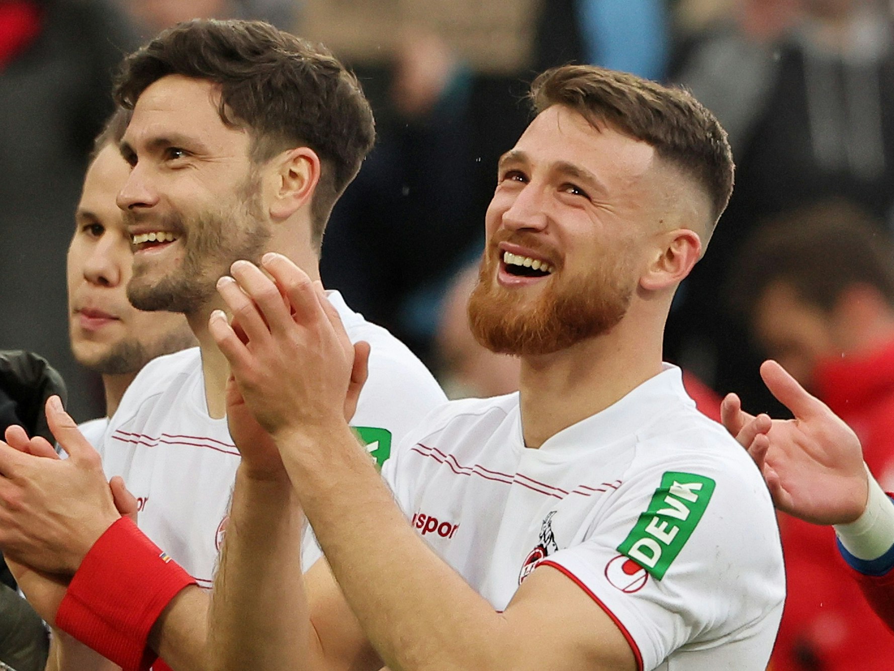 Salih Özcan und Jonas Hector bedanken sich bei den FC-Fans.