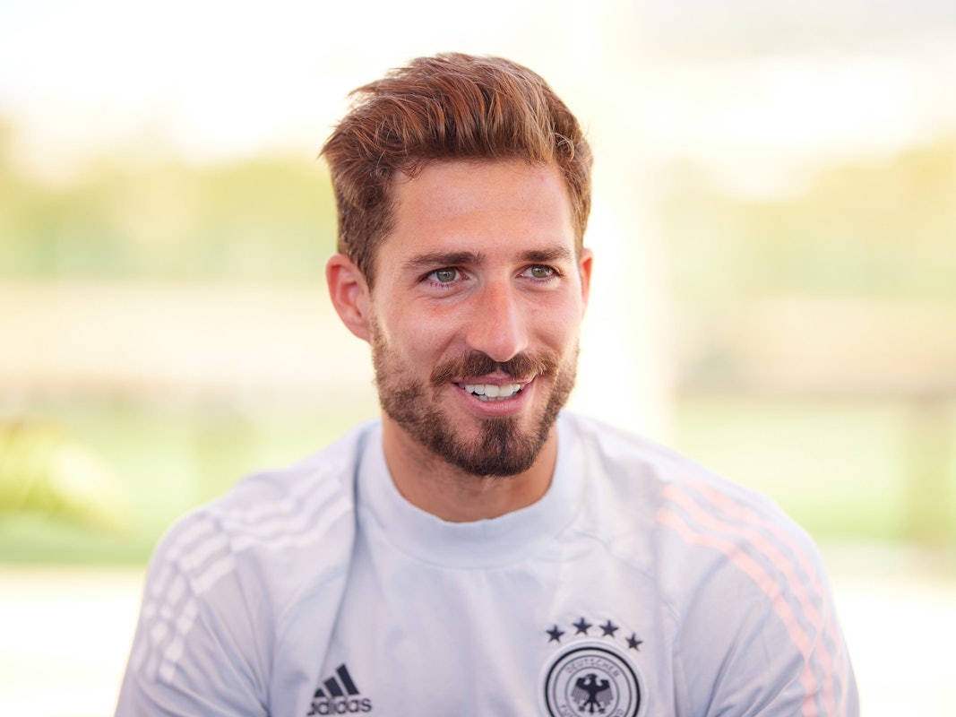 Kevin Trapp spricht im Trainingslager mit Journalisten.