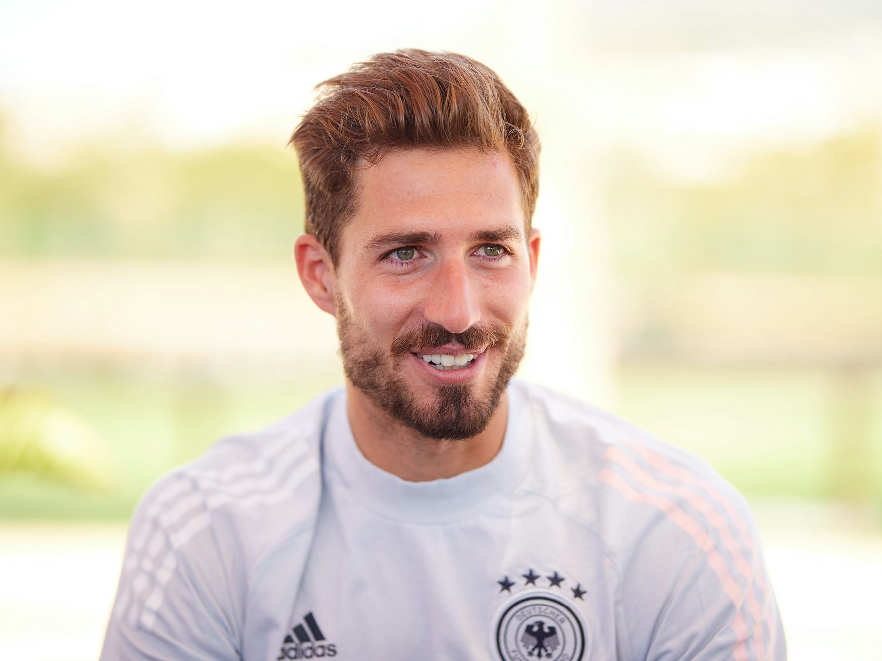 Kevin Trapp spricht im Trainingslager mit Journalisten.