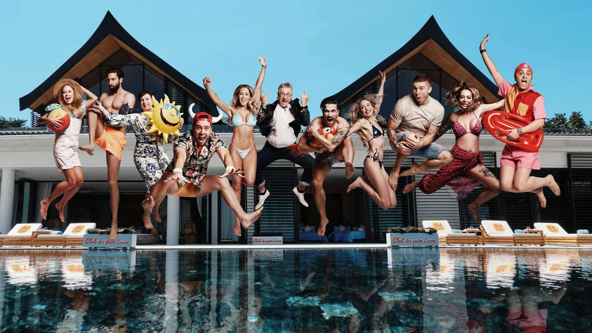 Die erste Staffel von „Club der guten Laune“ startete am 4. Mai 2022. Neben Cora Schumacher ist auch Ex-Bachelorette Kandidat Sebastian Fobe ein Teilnehmer.