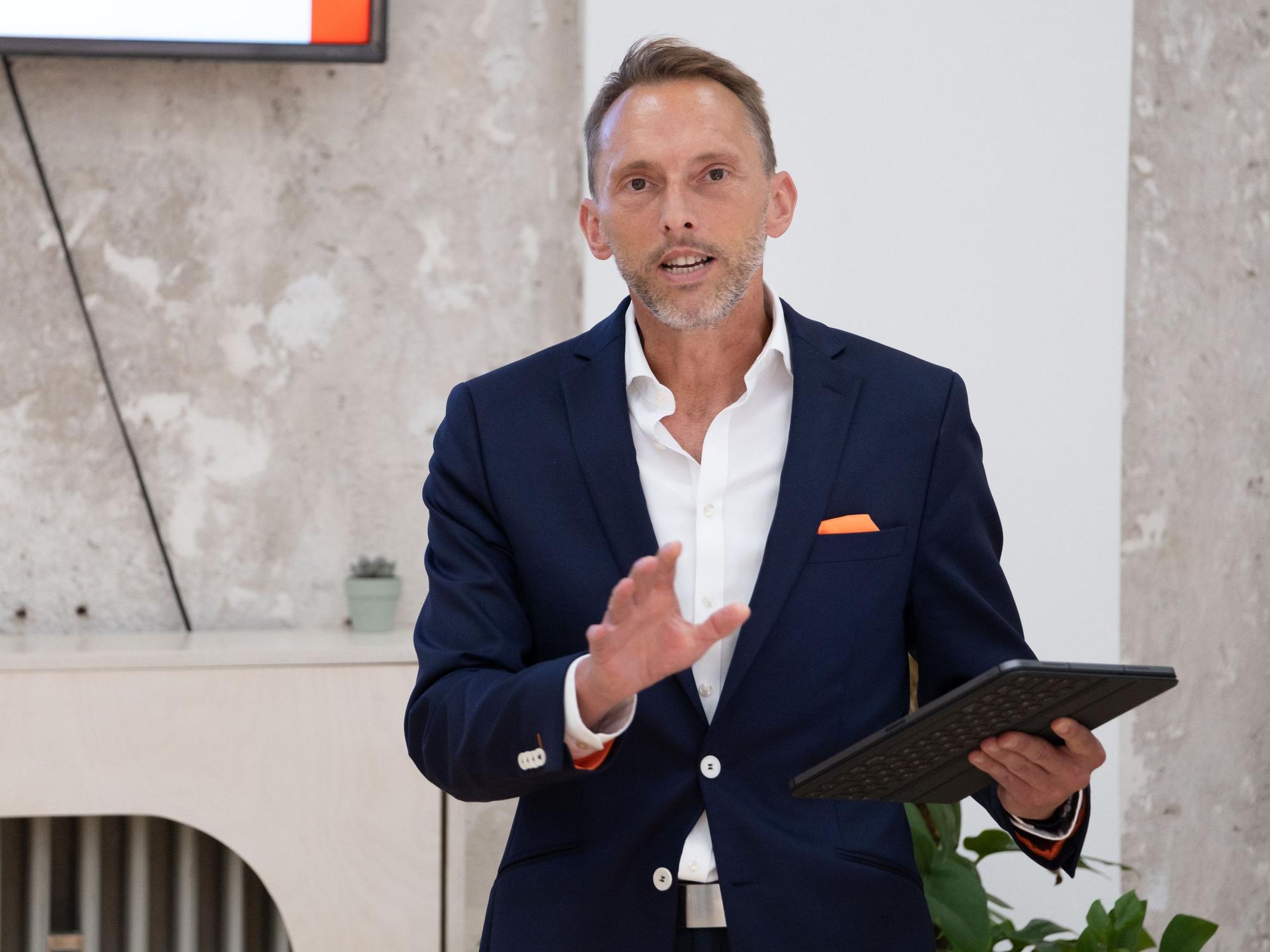 KoelnBusiness-Chef Manfred Janßen hält eine Rede.