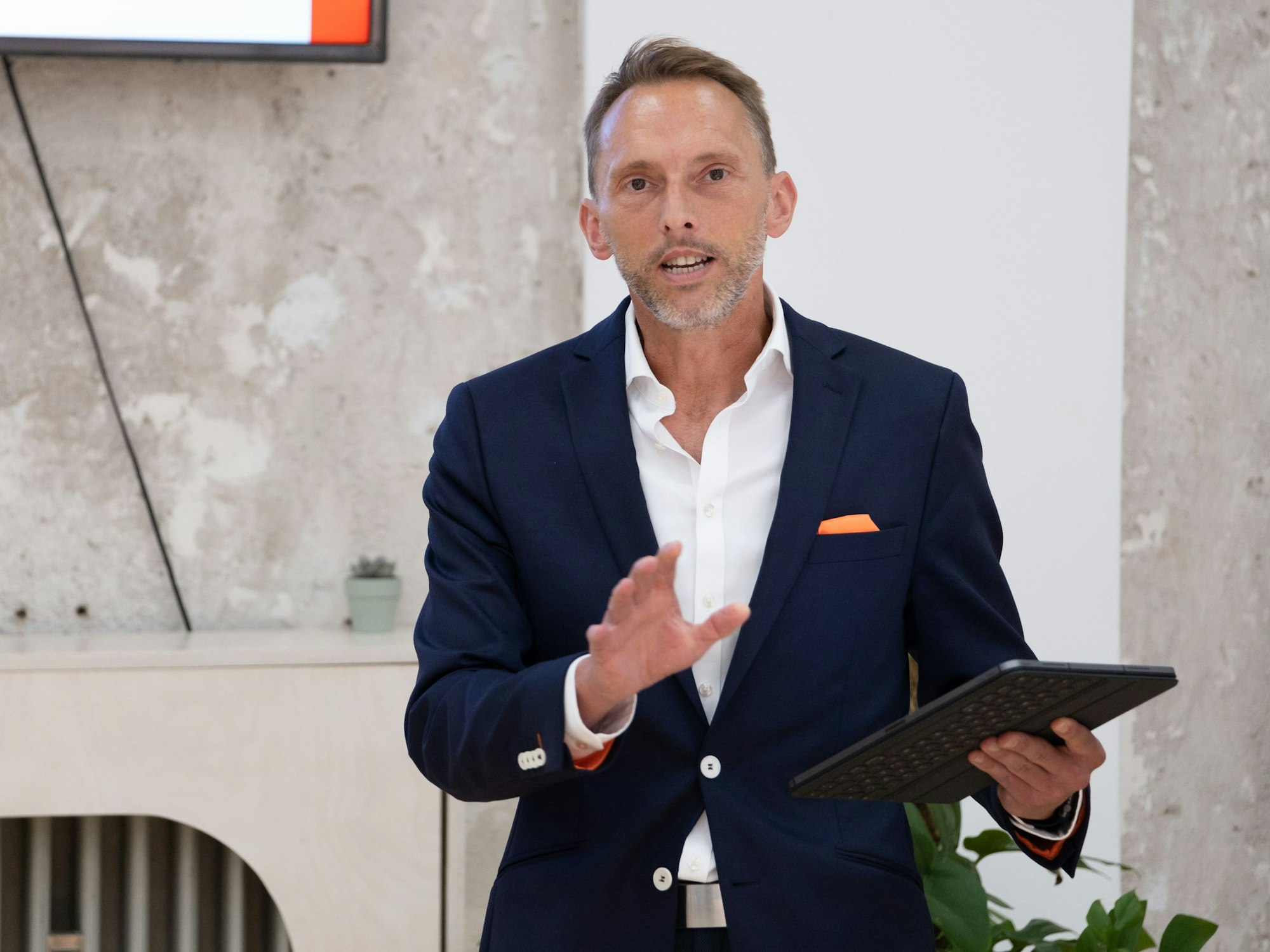 KoelnBusiness-Chef Manfred Janßen hält eine Rede.