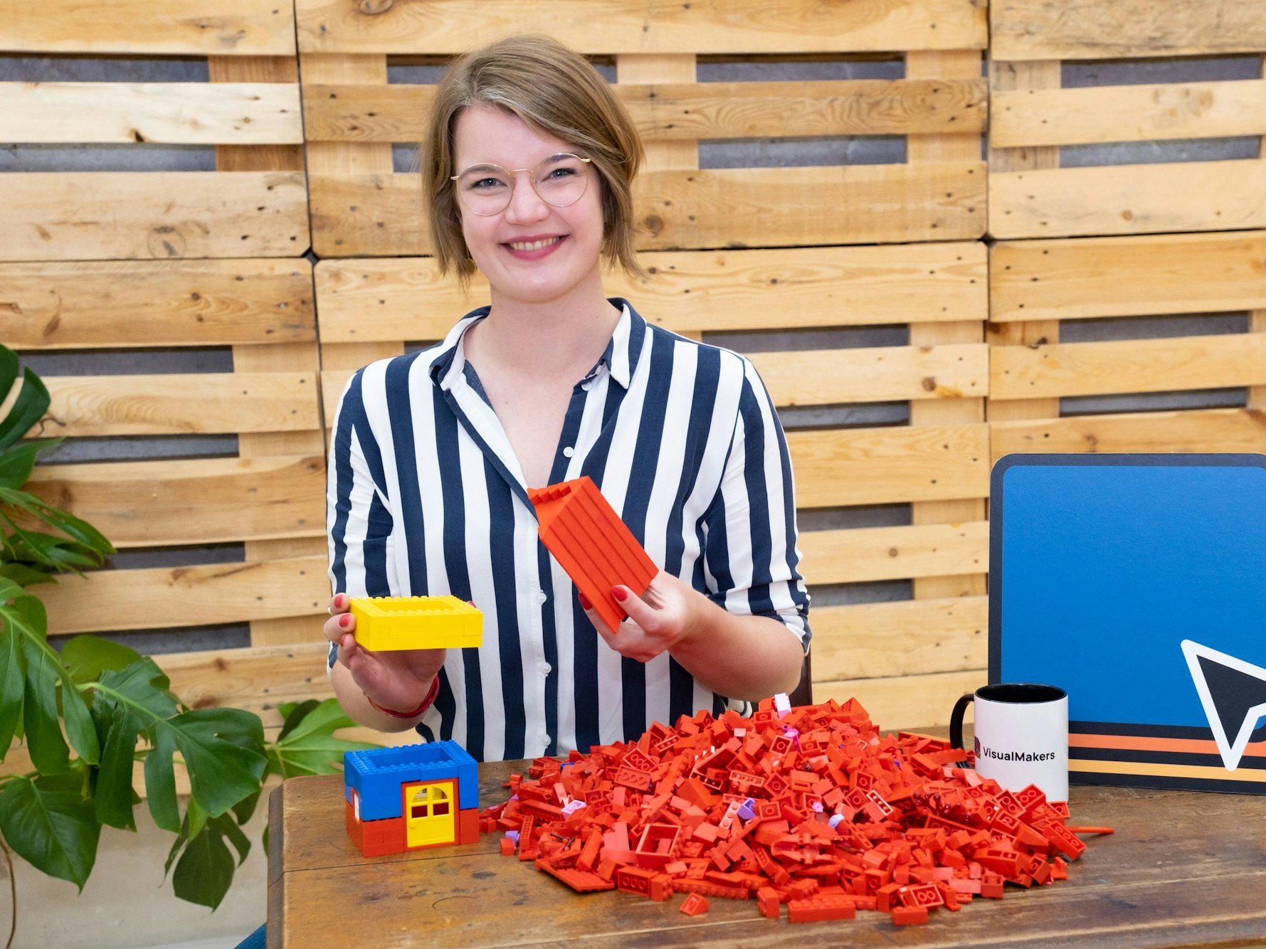 Lilith Brockhaus, Gründerin von VisualMakers, lächelt in die Kamera.