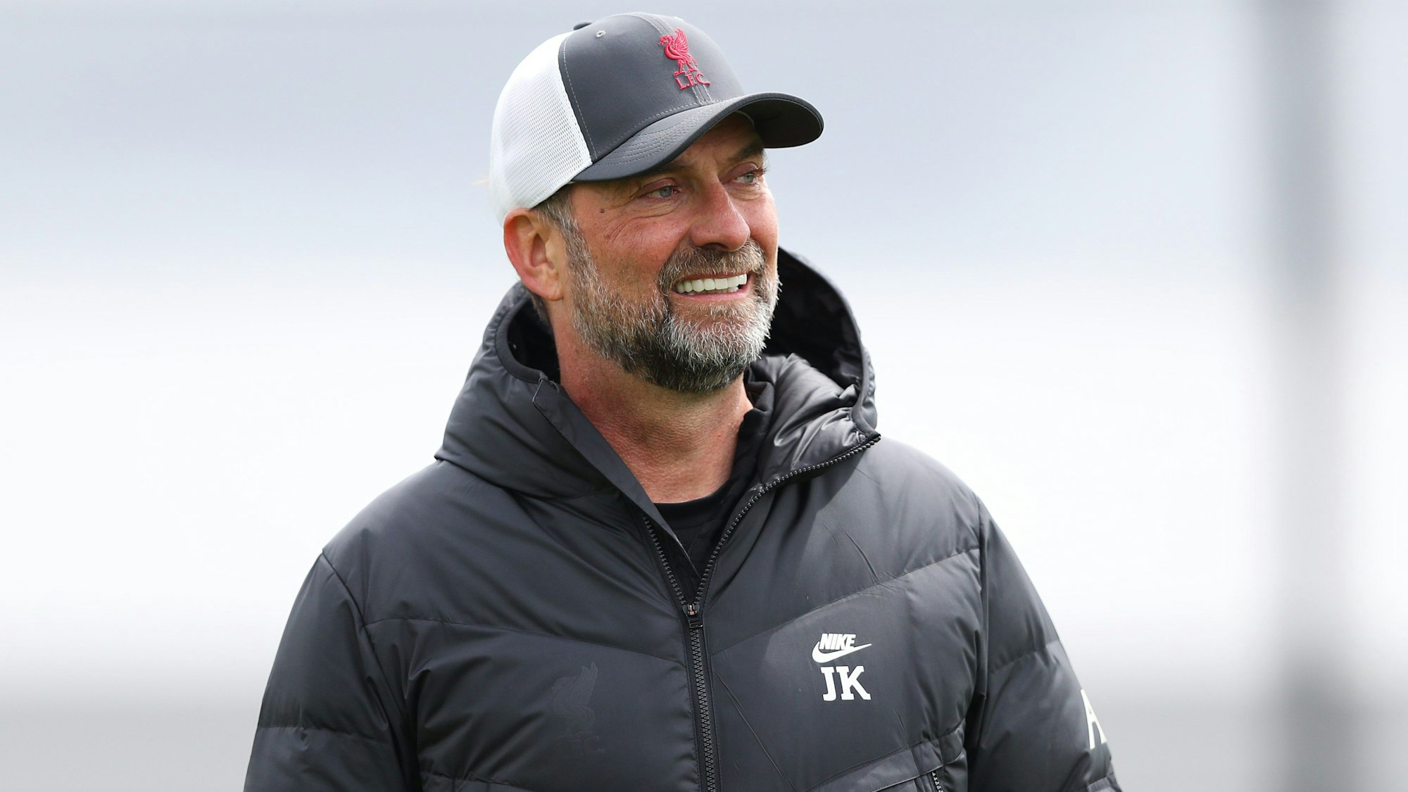 Jürgen Klopp mit einem Grinsen im Gesicht beim Training des FC Liverpool.