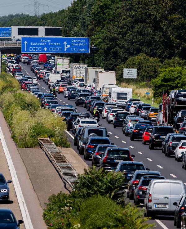 Autos stauen sich auf der Autobahn A4 in Richtung Aachen.