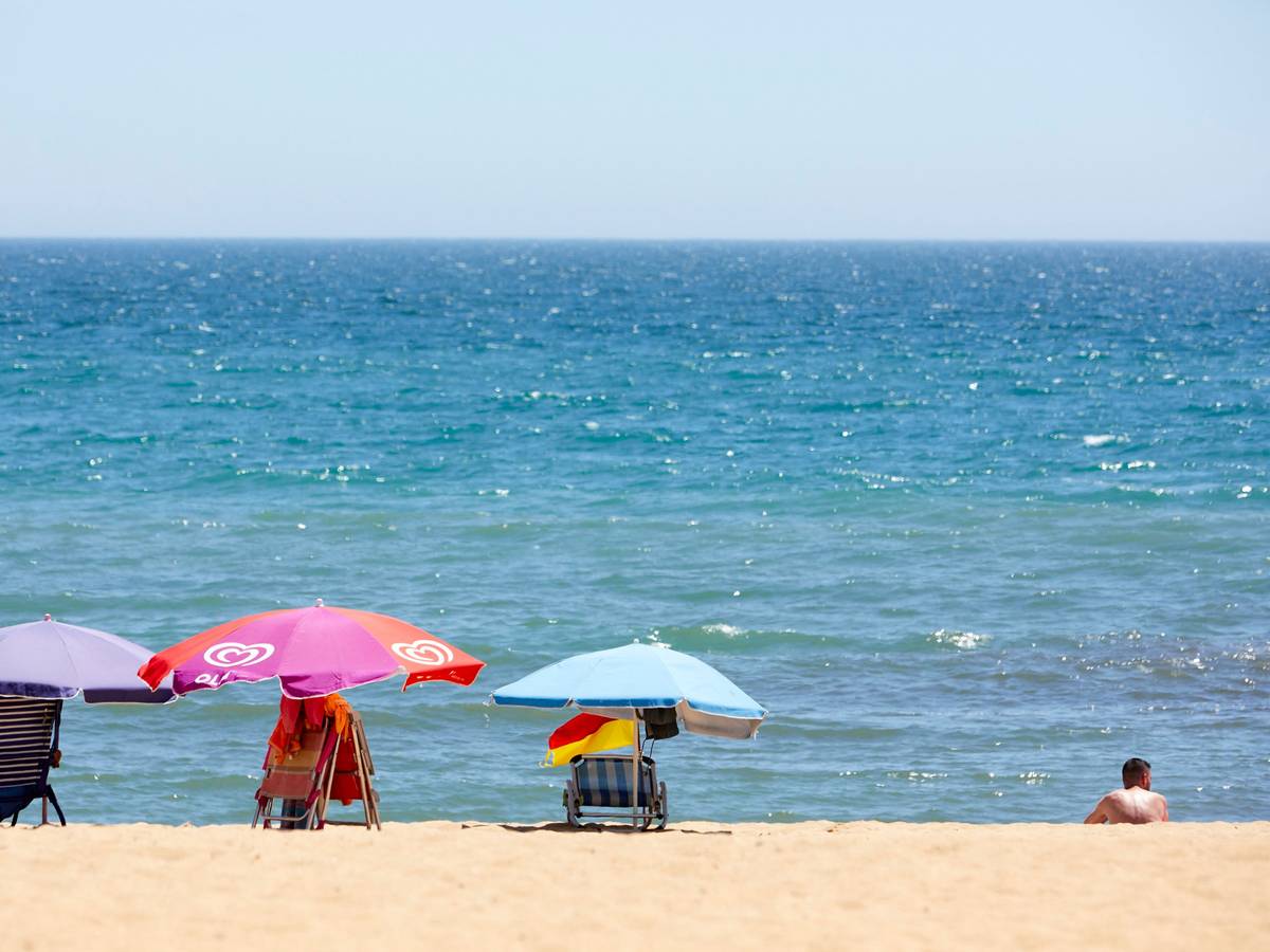 Ein paar Sonnenliegen- und Schirme stehen am 29. Juni 2021 am Strand von Portugal.