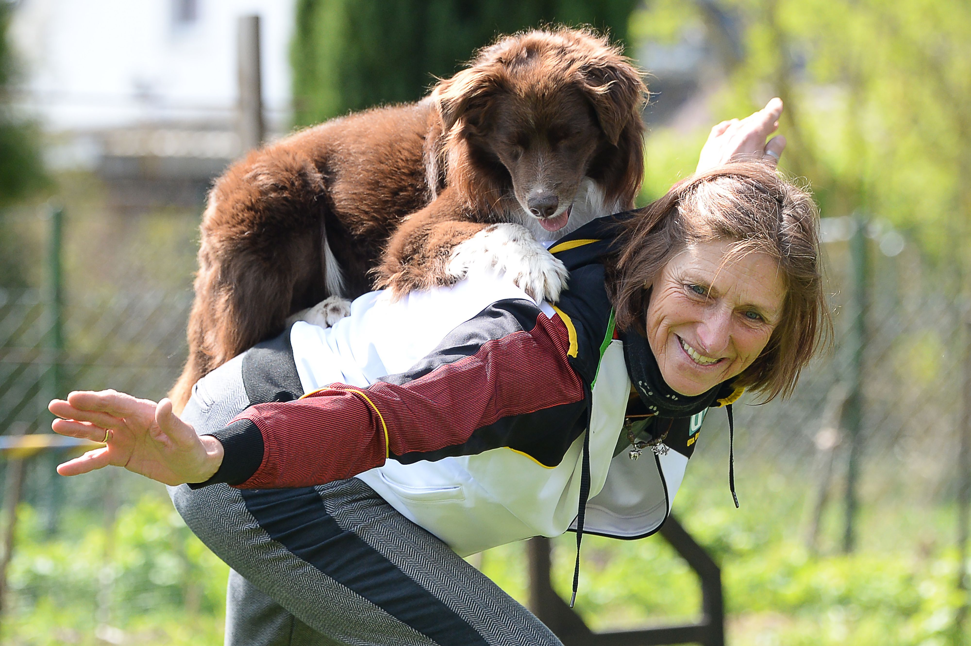 Uta Opel trainiert am 29. April 2022 mit ihrem Rüden Takutai für eine Choreographie in der Sportart Dogdance.