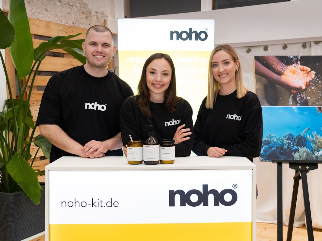 Die drei noho-Gründer Martin Gaspers, Nathalie Prokop und Sarah Dankenbring lächeln in die Kamera.