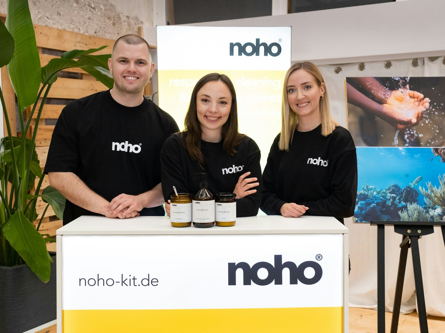 Die drei noho-Gründer Martin Gaspers, Nathalie Prokop und Sarah Dankenbring lächeln in die Kamera.