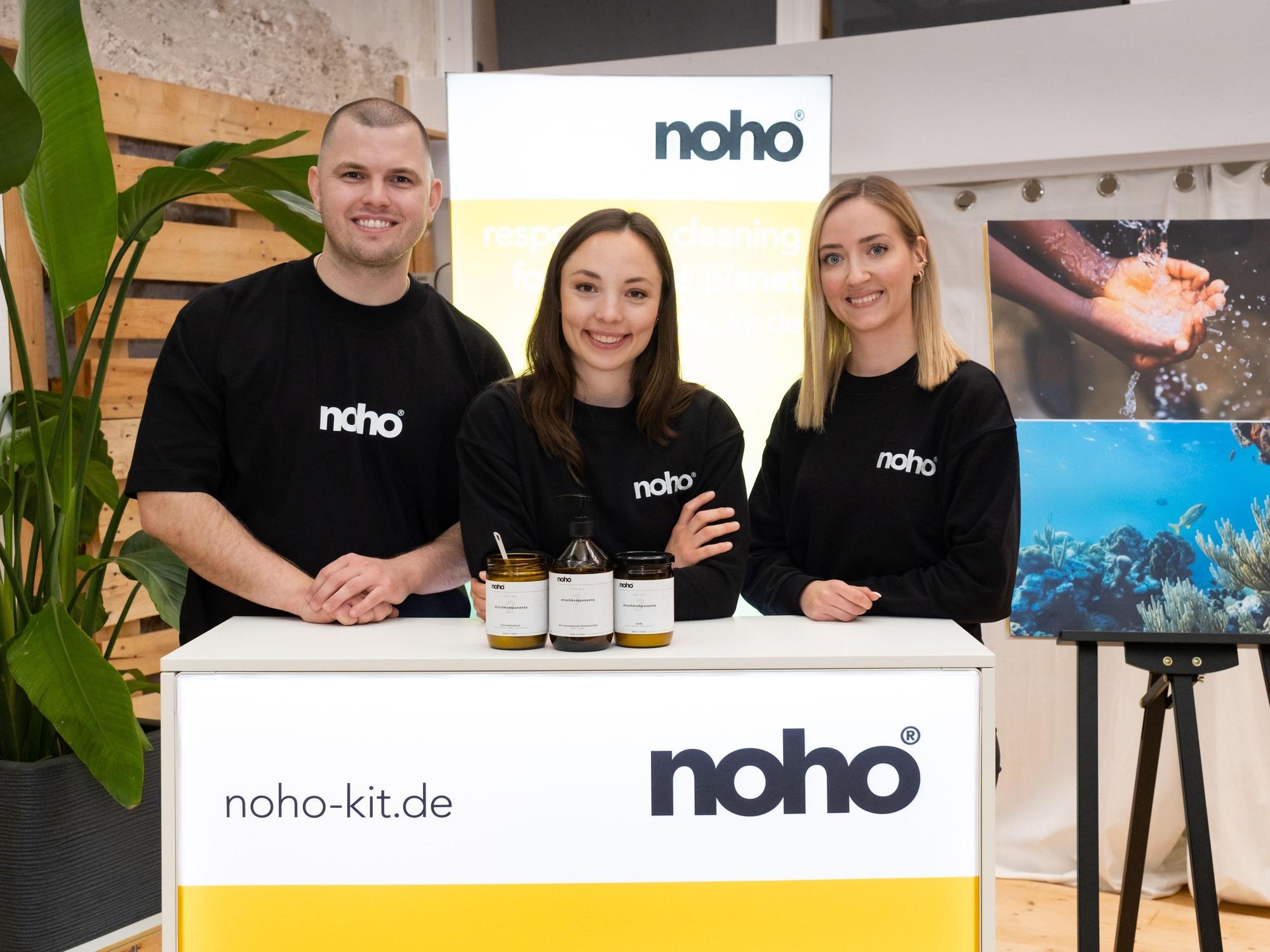 Die drei noho-Gründer Martin Gaspers, Nathalie Prokop und Sarah Dankenbring lächeln in die Kamera.