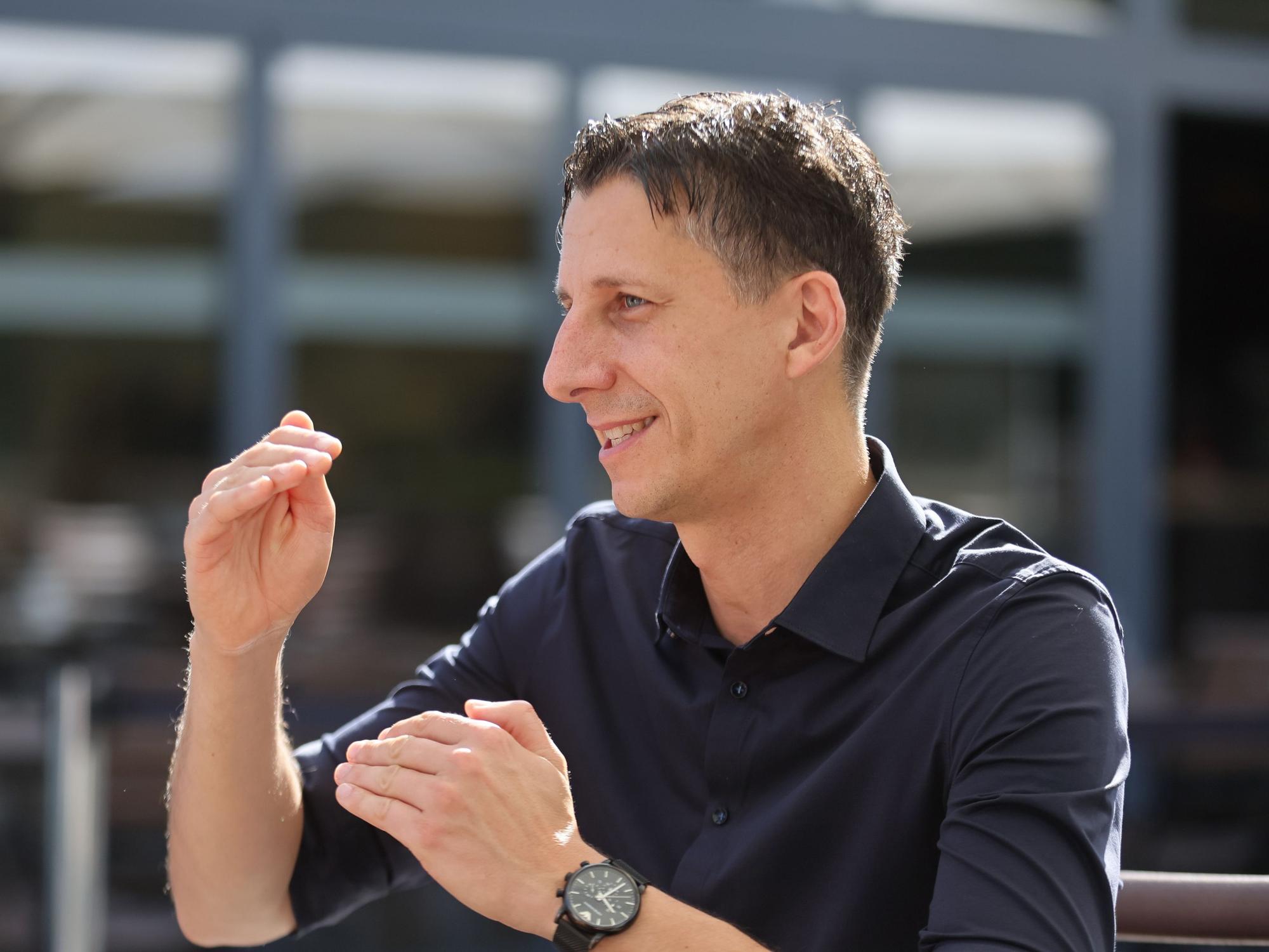 Christian Keller zeigt während eines Interviews mit den Händen eine Lücke an.