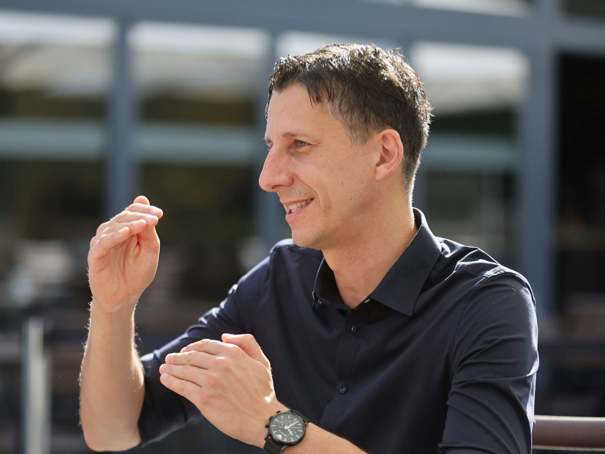 Christian Keller zeigt während eines Interviews mit den Händen eine Lücke an.