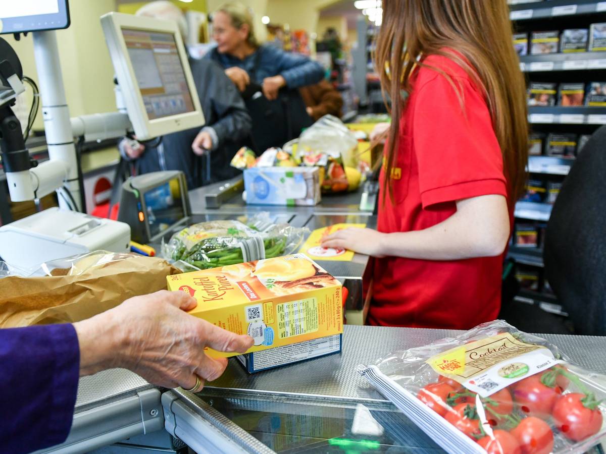 In den Supermärkten sind die Preise für Lebensmittel bereits drastisch angestiegen. Hier Waren an der Kasse eines Supermarktes.