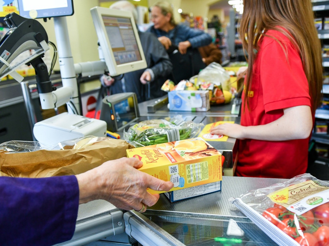 In den Supermärkten sind die Preise für Lebensmittel bereits drastisch angestiegen. Hier Waren an der Kasse eines Supermarktes.