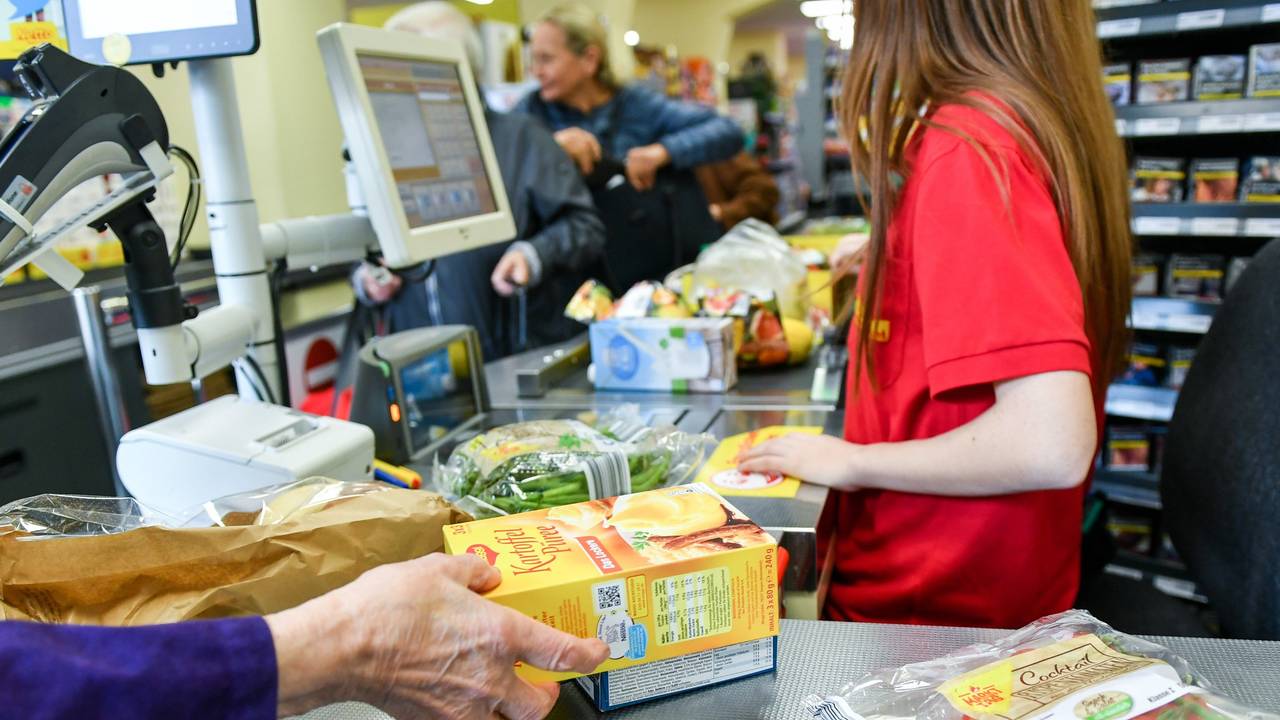 In den Supermärkten sind die Preise für Lebensmittel bereits drastisch angestiegen. Hier Waren an der Kasse eines Supermarktes.