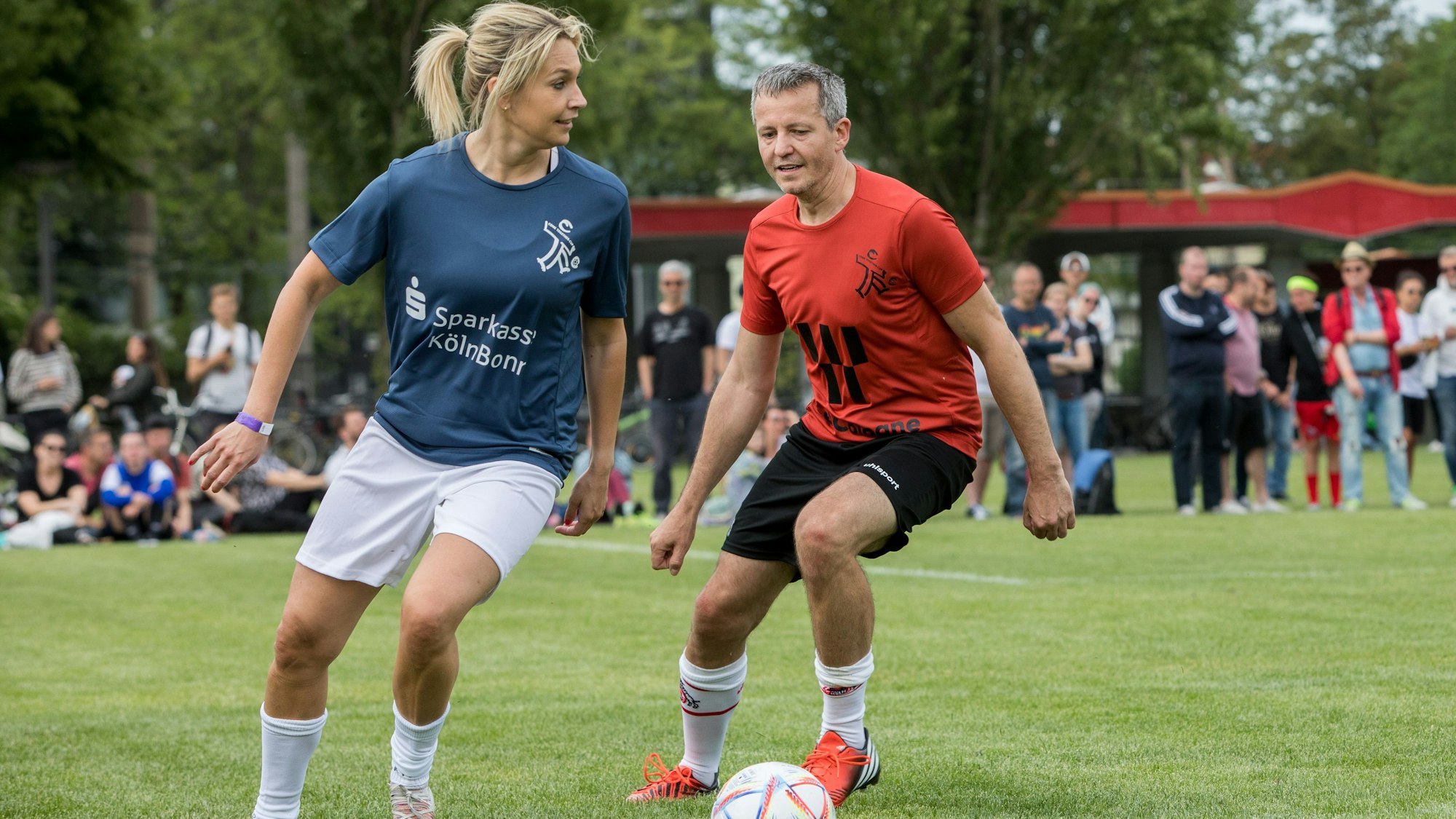 Der Come-Together-Cup an den Stadionvorwiesen. Im Bild Lena Goeßling und Philipp Türöff im Zweikampf