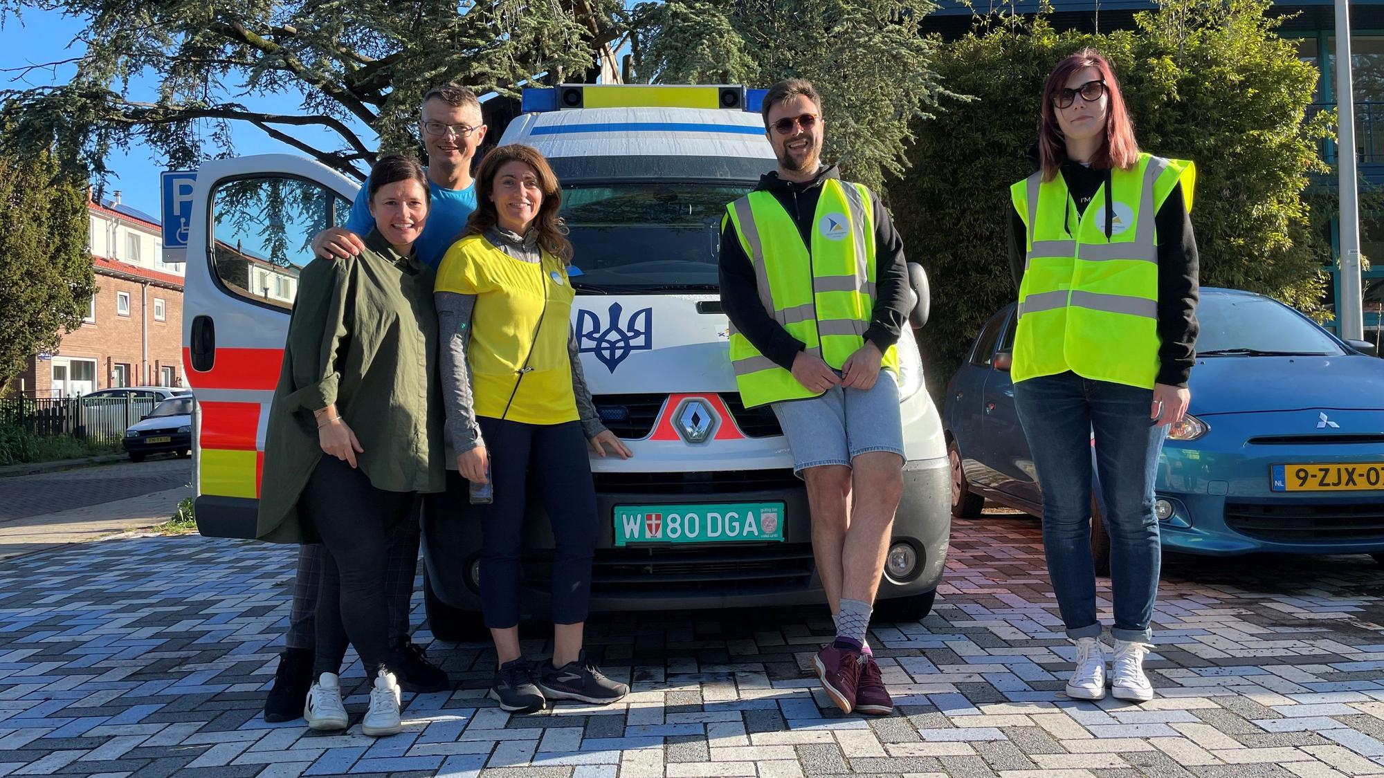 Natalie, Sascha und Linda vom „Blau-Gelben Kreuz“ aus Köln stehen vor einem Krankenwagen, außerdem Fahrer Dimitro sowie Veronika von der holländischen Organisation „Zeilen van Vrijheid“.