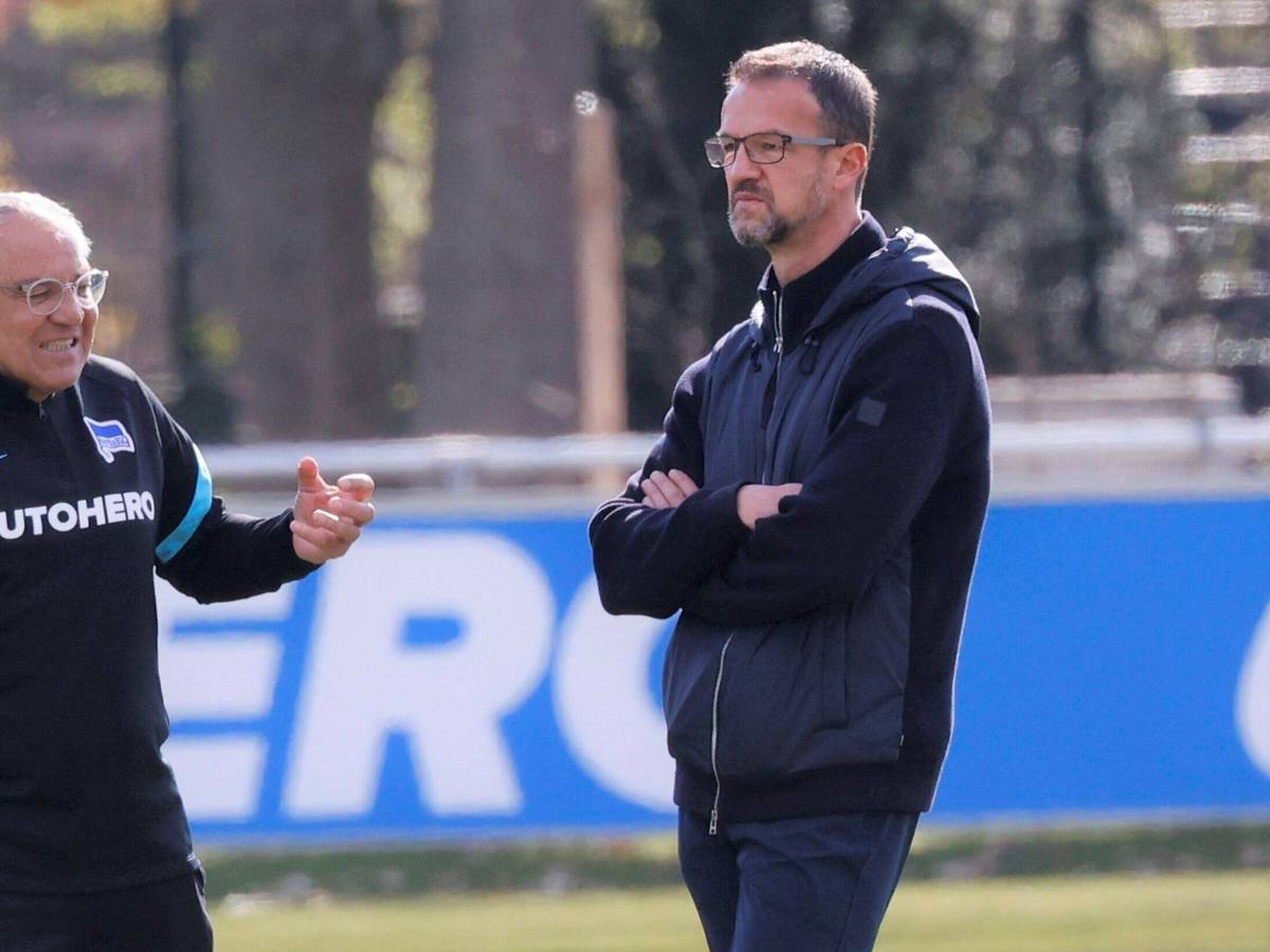 Felix Magath und Fredi Bobic im Gespräch auf dem Trainingsplatz bei Hertha BSC.