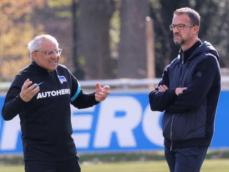 Felix Magath und Fredi Bobic im Gespräch auf dem Trainingsplatz bei Hertha BSC.