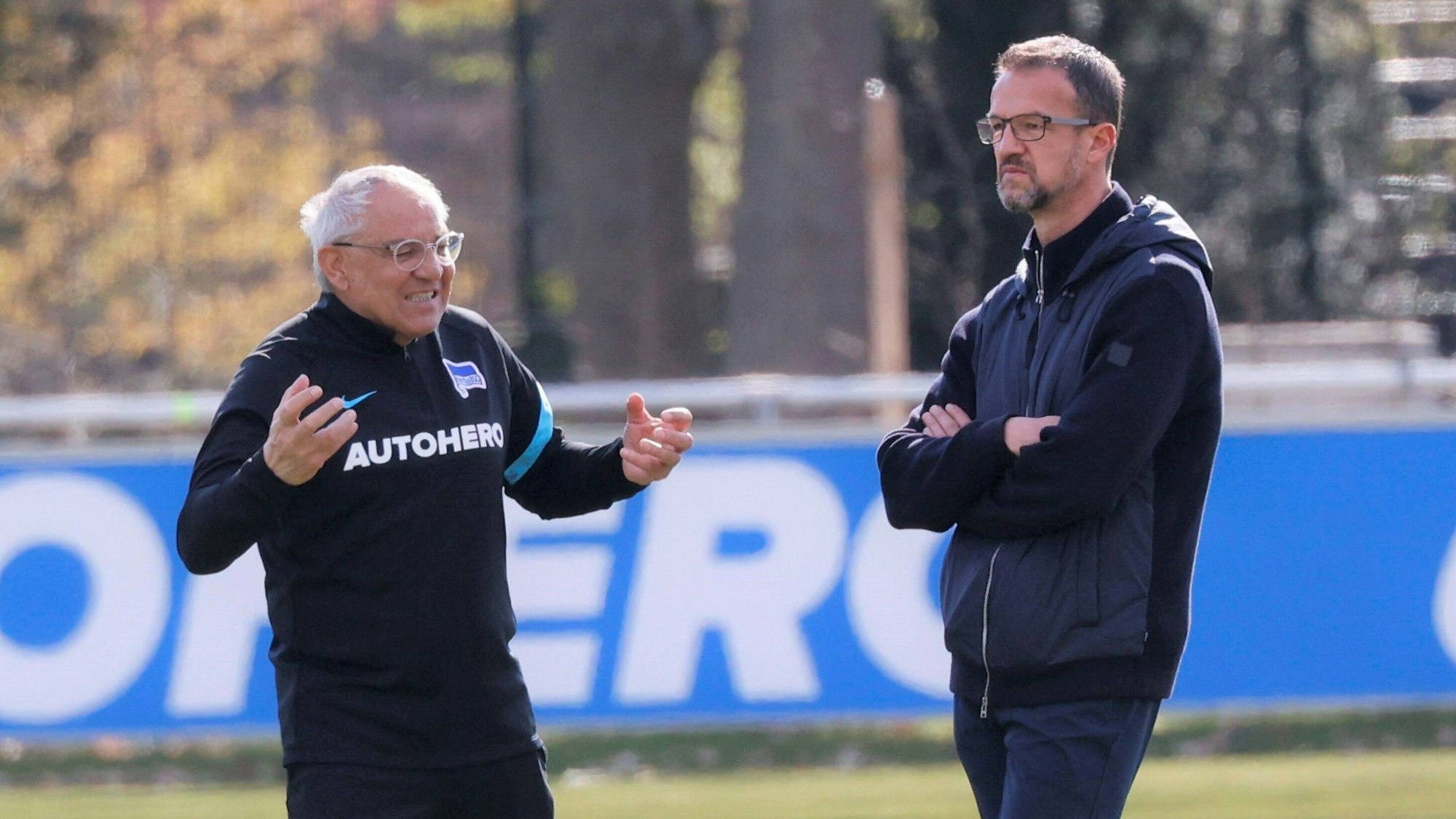 Felix Magath und Fredi Bobic im Gespräch auf dem Trainingsplatz bei Hertha BSC.