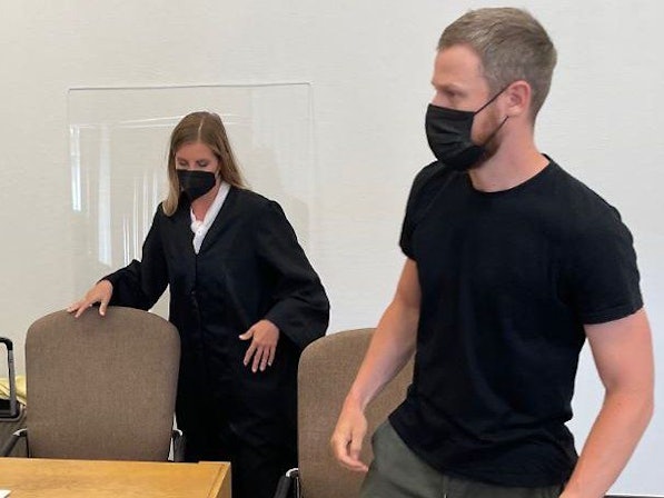 Der YouTuber Fritz Meinecke vor Gericht in Köln.