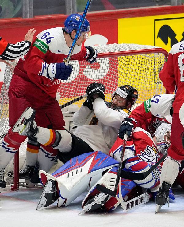 Ein Spielerknäuel liegt beim Spiel zwischen Deutschland und Tschechien vor dem Tor.